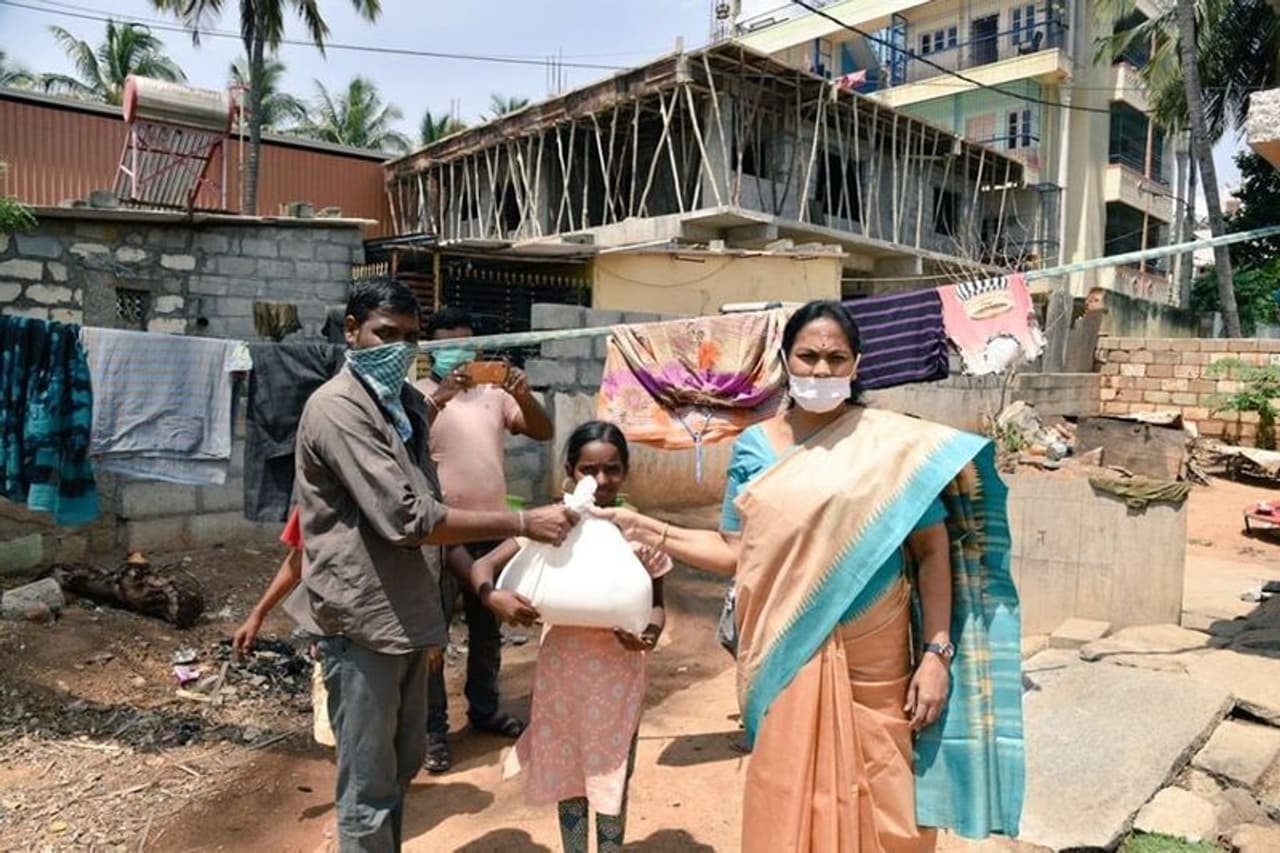 <p>ಬೆಂಗಳೂರಿನ ಕೊಡಿಗೆಹಳ್ಳಿ ಪ್ರದೇಶದಲ್ಲಿ ವಾಸಿಸುತ್ತಿದ್ದ ರಾಯಚೂರು ಮೂಲದ ದಿನಗೂಲಿ ಕಾರ್ಮಿಕರನ್ನು ಸಂಸದೆ ಶೋಭಾ ಕರಂದ್ಲಾಜೆ ಭೇಟಿ ಮಾಡಿದ್ದಾರೆ.</p> <p>ಬೆಂಗಳೂರಿನ ಕೊಡಿಗೆಹಳ್ಳಿ ಪ್ರದೇಶದಲ್ಲಿ ವಾಸಿಸುತ್ತಿದ್ದ ರಾಯಚೂರು ಮೂಲದ ದಿನಗೂಲಿ ಕಾರ್ಮಿಕರನ್ನು ಸಂಸದೆ ಶೋಭಾ ಕರಂದ್ಲಾಜೆ ಭೇಟಿ ಮಾಡಿದ್ದಾರೆ.</p>