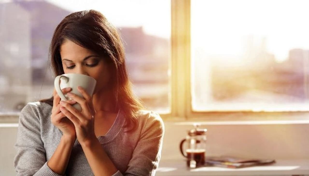 <p>ರಾತ್ರಿ ಪೂರ್ತಿ ನಿದ್ರೆ ಮಾಡಿ ಬೆಳಗ್ಗೆ ಎದ್ದಾಗ ಮೂಡ್ ಸರಿಯಾಗಿರೋದಿಲ್ಲ. ಮೂಡ್ ಸರಿಯಾಗಲು ಬೆಳಗ್ಗೆ ಎದ್ದ ತಕ್ಷಣ ಟೀ ಸೇವನೆ ಮಾಡುತ್ತೀರಿ. ಆದರೆ ಇದರಿಂದ ಹಲವಾರು ಸಮಸ್ಯೆಗಳು ಕಾಡುತ್ತವೆ. ರಾತ್ರಿ ಪೂರ್ತಿ ಬಾಯಿಯಲ್ಲಿ ಬ್ಯಾಕ್ಟೀರಿಯಾಗಳು ಸೇರಿಕೊಂಡಿರುತ್ತವೆ. ಬೆಡ್ ಟೀ ಸೇವನೆ ಮಾಡಿದರೆ ಅದು ಹೊಟ್ಟೆಗೆ ಹೋಗುತ್ತದೆ. ಇದರಿಂದ ಅಜೀರ್ಣ ಸಮಸ್ಯೆ ಕಾಡುತ್ತದೆ. ಬೇರೆ ಏನೆಲ್ಲ ಸಮಸ್ಯೆ ಕಾಡುತ್ತದೆ ನೋಡಿ...</p> <p>ರಾತ್ರಿ ಪೂರ್ತಿ ನಿದ್ರೆ ಮಾಡಿ ಬೆಳಗ್ಗೆ ಎದ್ದಾಗ ಮೂಡ್ ಸರಿಯಾಗಿರೋದಿಲ್ಲ. ಮೂಡ್ ಸರಿಯಾಗಲು ಬೆಳಗ್ಗೆ ಎದ್ದ ತಕ್ಷಣ ಟೀ ಸೇವನೆ ಮಾಡುತ್ತೀರಿ. ಆದರೆ ಇದರಿಂದ ಹಲವಾರು ಸಮಸ್ಯೆಗಳು ಕಾಡುತ್ತವೆ. ರಾತ್ರಿ ಪೂರ್ತಿ ಬಾಯಿಯಲ್ಲಿ ಬ್ಯಾಕ್ಟೀರಿಯಾಗಳು ಸೇರಿಕೊಂಡಿರುತ್ತವೆ. ಬೆಡ್ ಟೀ ಸೇವನೆ ಮಾಡಿದರೆ ಅದು ಹೊಟ್ಟೆಗೆ ಹೋಗುತ್ತದೆ. ಇದರಿಂದ ಅಜೀರ್ಣ ಸಮಸ್ಯೆ ಕಾಡುತ್ತದೆ. ಬೇರೆ ಏನೆಲ್ಲ ಸಮಸ್ಯೆ ಕಾಡುತ್ತದೆ ನೋಡಿ...</p>