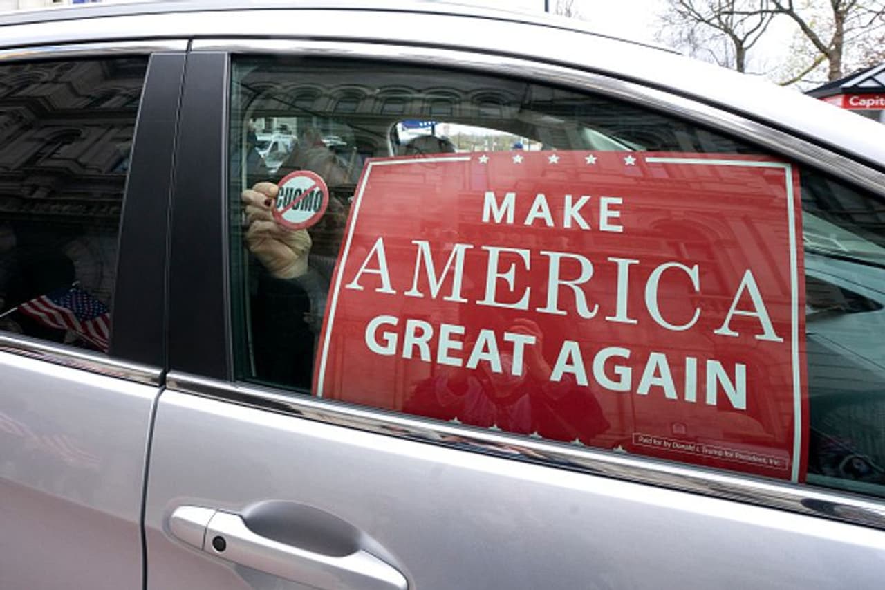 <p><br />ലോക്ഡൗണ്‍ നിയന്ത്രണമെടുത്ത് കളയണമെന്നാവശ്യപ്പെട്ട് തെരുവിലിറങ്ങിയ ചിലര്‍ തോക്ക് കൈയില്‍ കരുതിയിരുന്നുവെന്നുള്ള റിപ്പോര്‍ട്ടുകളും പുറത്തുവന്നു.&nbsp;</p>