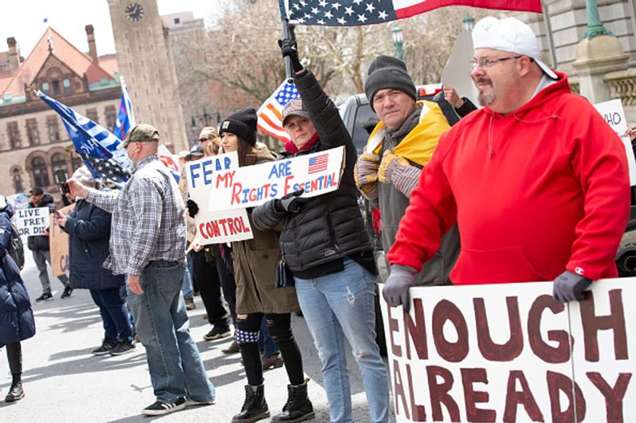 <p>ಕೈಯಲ್ಲಿ ಗನ್ ಹಿಡ್ಕೊಂಡು ಲಾಕ್ಡೌನ್ ತೆರವುಗೊಳಿಸಿ ಎಂದು ಅಮೆರಿಕದ ಕೆಲವು ಬೀದಿಗಳಲ್ಲಿ ಮಂದಿ ಪ್ರತಿಭಟಿಸುತ್ತಿದ್ದಾರೆ.</p> <p>ಕೈಯಲ್ಲಿ ಗನ್ ಹಿಡ್ಕೊಂಡು ಲಾಕ್ಡೌನ್ ತೆರವುಗೊಳಿಸಿ ಎಂದು ಅಮೆರಿಕದ ಕೆಲವು ಬೀದಿಗಳಲ್ಲಿ ಮಂದಿ ಪ್ರತಿಭಟಿಸುತ್ತಿದ್ದಾರೆ.</p>