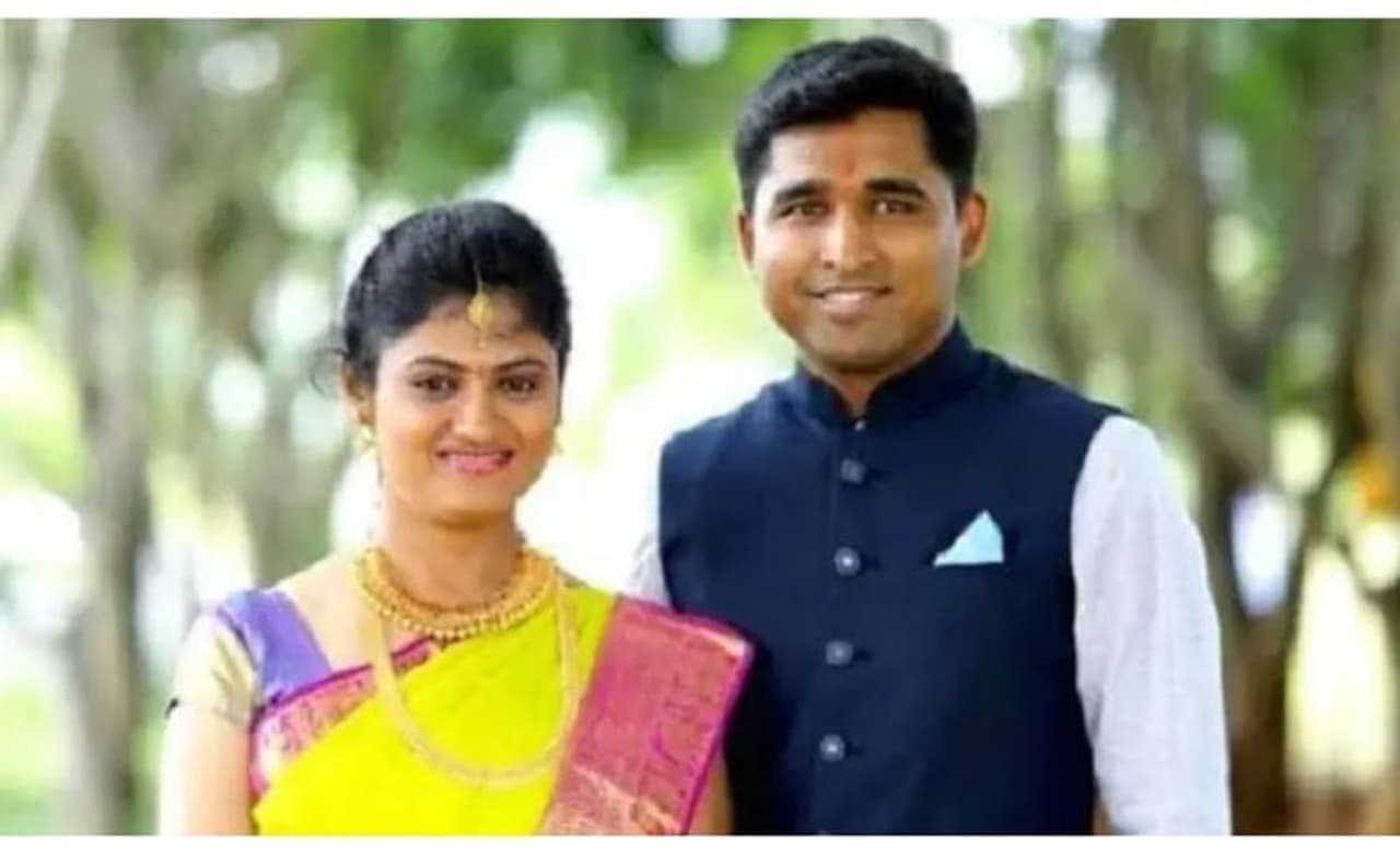 <p>ಕೊರೋನಾ ವೈರಸ್ ಎಂಬ ಮಹಾಮಾರಿ ಹರಡುವುದನ್ನು ತಡೆಗಟ್ಟಲು ಲಾಕ್ಡೌನ್ ಮಾಡಿದ್ದರೂ, ಇದರ ನಡುವೆಯೇ ಮಾಜಿ ಪ್ರಧಾನಿ ಮೊಮ್ಮಗನ ಮದುವೆ ನಡೆದಾಯ್ತು. ಆದ್ರೆ ಇಲ್ಲೊಬ್ಬ ಮಹಿಳಾ ಡಿವೈಎಸ್ಪಿ ತಮ್ಮ ವಿವಾಹವನ್ನು ಮುಂದೂಡಿದ್ದಾರೆ.</p> <p>ಕೊರೋನಾ ವೈರಸ್ ಎಂಬ ಮಹಾಮಾರಿ ಹರಡುವುದನ್ನು ತಡೆಗಟ್ಟಲು ಲಾಕ್ಡೌನ್ ಮಾಡಿದ್ದರೂ, ಇದರ ನಡುವೆಯೇ ಮಾಜಿ ಪ್ರಧಾನಿ ಮೊಮ್ಮಗನ ಮದುವೆ ನಡೆದಾಯ್ತು. ಆದ್ರೆ ಇಲ್ಲೊಬ್ಬ ಮಹಿಳಾ ಡಿವೈಎಸ್ಪಿ ತಮ್ಮ ವಿವಾಹವನ್ನು ಮುಂದೂಡಿದ್ದಾರೆ.</p>