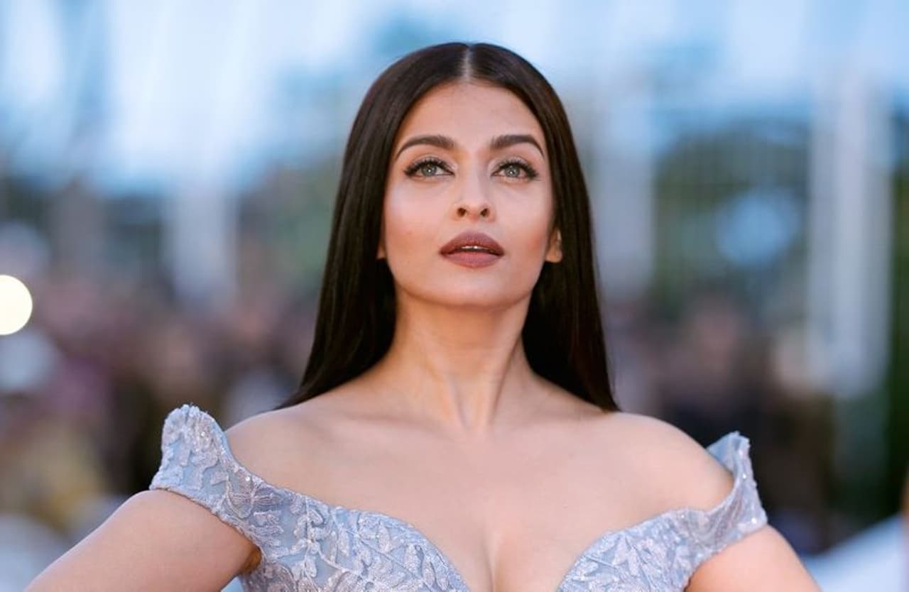 <p style="text align: justify;">సౌత్ సినిమాతో హీరోయిన్గా ఎంట్రీ ఇచ్చిన తరువాత బాలీవుడ్ టాప్ స్టార్గా ఎదిగిన అందాల భామ ఐశ్వర్యా రాయ్. కెరీర్ స్టార్టింగ్ లో ఐశ్వర్య రాయ్ మీద కూడా రకరకాల రూమర్స్ వినిపించాయి. అదే సమయంలో ఐశ్ జీవితంలో కొన్ని చేదు జ్ఞాపకాలు కూడా ఉన్నాయి.</p> <p style="text align: justify;">సౌత్ సినిమాతో హీరోయిన్గా ఎంట్రీ ఇచ్చిన తరువాత బాలీవుడ్ టాప్ స్టార్గా ఎదిగిన అందాల భామ ఐశ్వర్యా రాయ్. కెరీర్ స్టార్టింగ్ లో ఐశ్వర్య రాయ్ మీద కూడా రకరకాల రూమర్స్ వినిపించాయి. అదే సమయంలో ఐశ్ జీవితంలో కొన్ని చేదు జ్ఞాపకాలు కూడా ఉన్నాయి.</p>