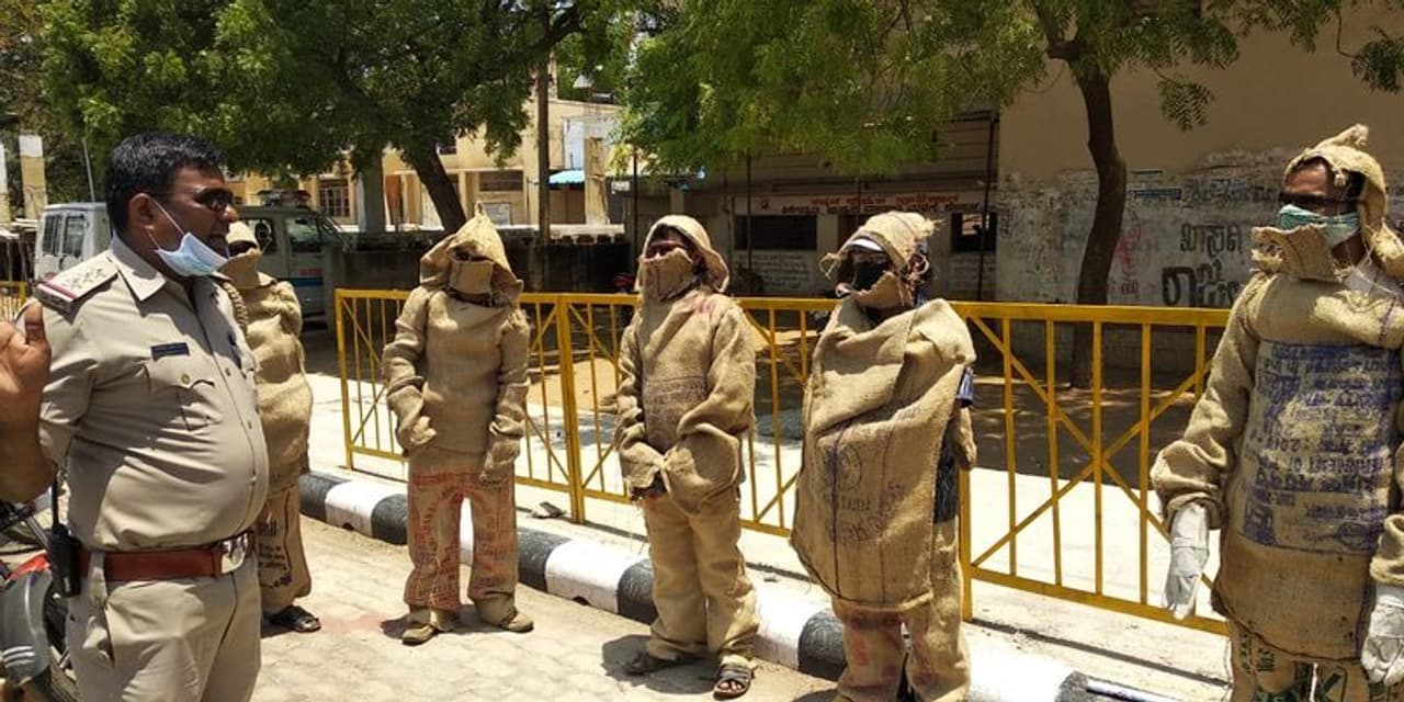 <p>ಲಾಕ್ಡೌನ್ ಆದೇಶ ಉಲ್ಲಂಘಿಸಿ ಹೊರಗಡೆ ಬಂದವರಿಗೆ ವಿನೂತನ ಶಿಕ್ಷೆ ಕೊಟ್ಟ ಕೊಪ್ಪಳದ ಪೊಲೀಸರು </p> <p>ಲಾಕ್ಡೌನ್ ಆದೇಶ ಉಲ್ಲಂಘಿಸಿ ಹೊರಗಡೆ ಬಂದವರಿಗೆ ವಿನೂತನ ಶಿಕ್ಷೆ ಕೊಟ್ಟ ಕೊಪ್ಪಳದ ಪೊಲೀಸರು </p>