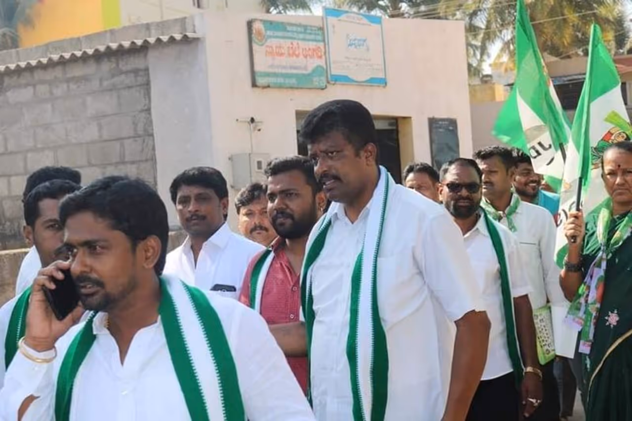 <p>ಲಗ್ಗೆರೆ ಸರ್ಕಾರಿ ಆಸ್ಪತ್ರೆಯಲ್ಲಿ ಕೆಲಸ ಮಾಡುತ್ತಿದ್ದ ಆಶಾ ಕಾರ್ಯಕರ್ತೆ ಶಶಿಕಲಾ ಮೇಲೆ ಹಲ್ಲೆಗೆ ಯತ್ನ ಮಾಡಲಾಗಿದೆ.</p>