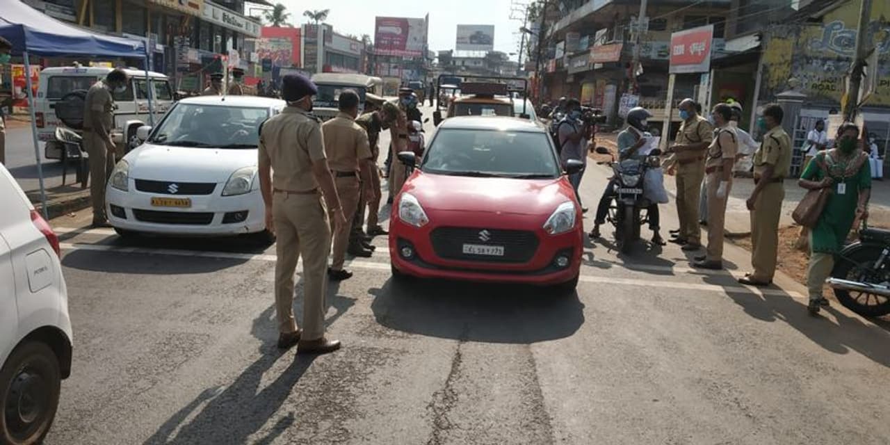 <p>കണ്ണൂര് ജില്ലയില് കൊവിഡ്19 വ്യാപനത്തില് ഗുരുതരാവസ്ഥയില് തുടരുന്നതിനാല് മരുന്ന് കടകളൊഴികെ മറ്റ് കടകളൊന്നും തുറക്കില്ലെന്ന് ജില്ലാ കലക്ടര് പറഞ്ഞു. </p> <p>കണ്ണൂര് ജില്ലയില് കൊവിഡ്19 വ്യാപനത്തില് ഗുരുതരാവസ്ഥയില് തുടരുന്നതിനാല് മരുന്ന് കടകളൊഴികെ മറ്റ് കടകളൊന്നും തുറക്കില്ലെന്ന് ജില്ലാ കലക്ടര് പറഞ്ഞു. </p>