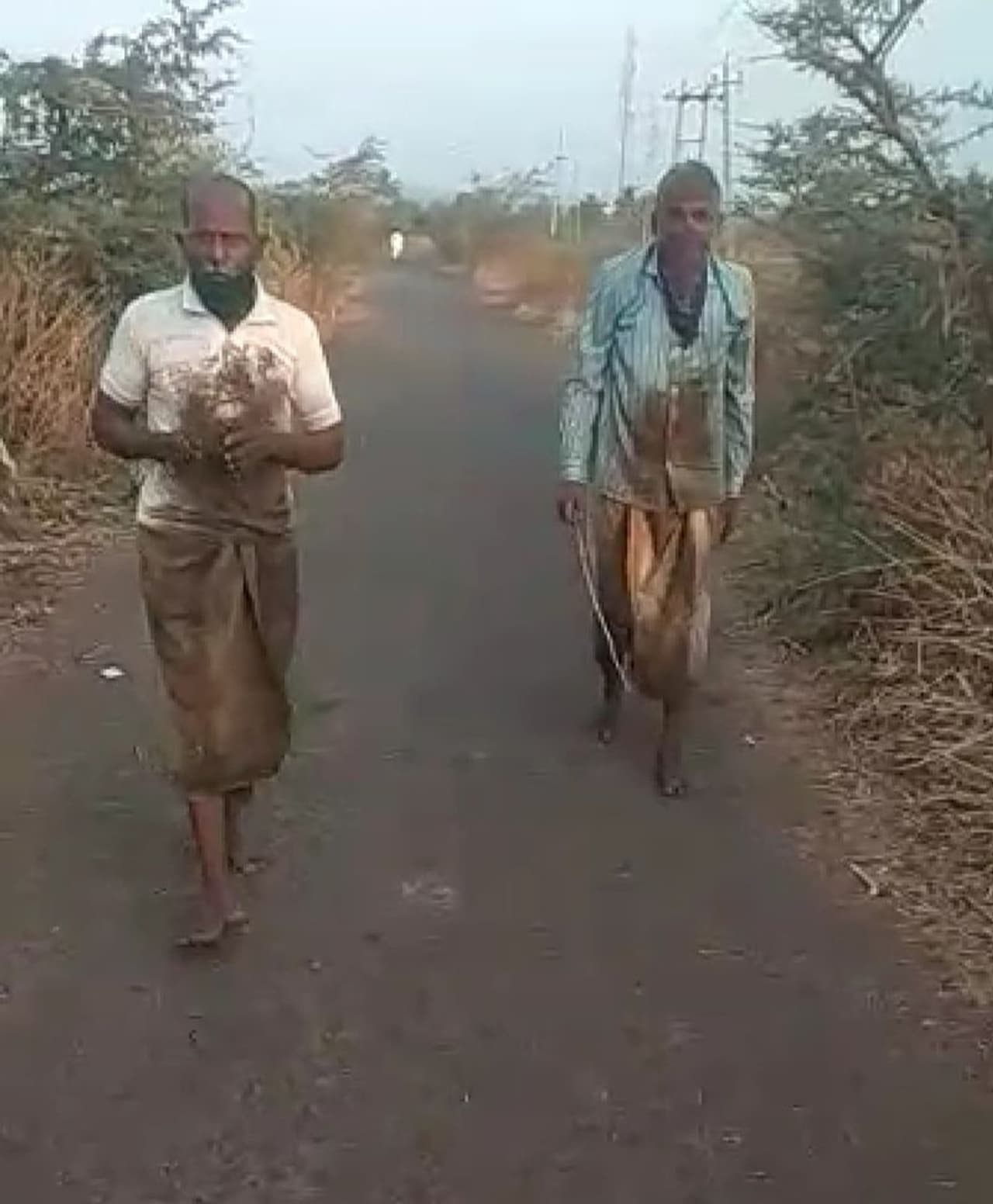 <p>ನಮ್ಮೂರಿಗೆ ಕೊರೋನಾ ಬರಬಾರದೆಂದು ಗ್ರಾಮದ ಇಬ್ಬರು &nbsp;ಹಿರಿಯರಿಂದ ದೇವರಿಗೆ ಮೊರೆ</p>