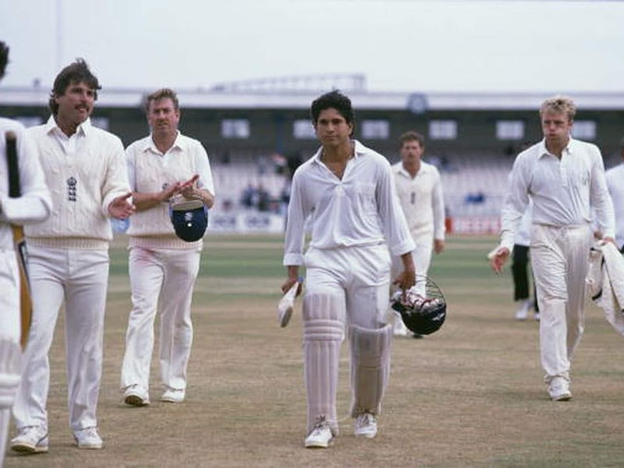 <p>அணியை வெற்றி பெற வைத்துவிட்டு வீரநடை போட்டு வரும் சச்சி</p>