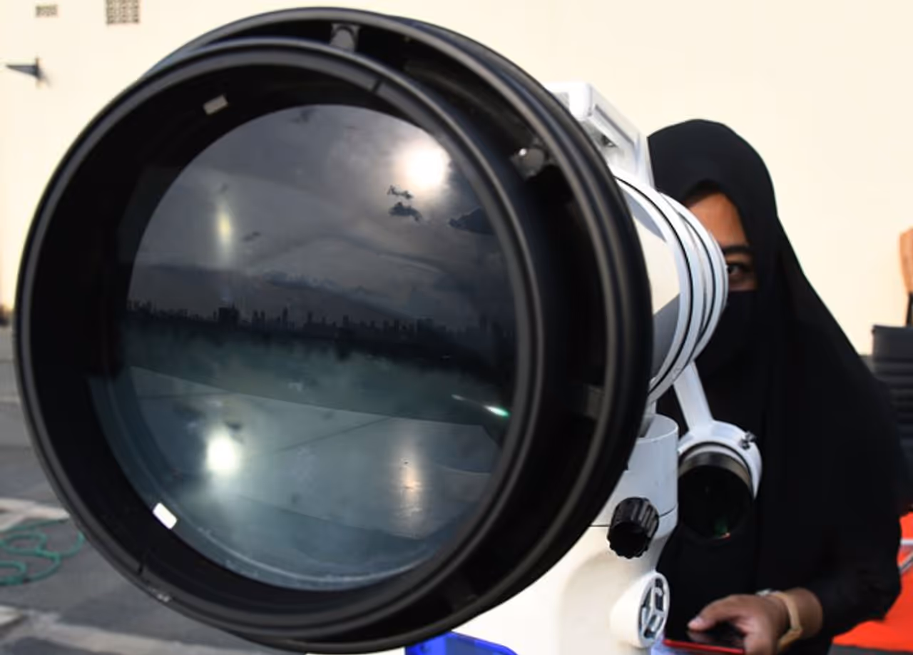 <p>ഇന്തോനേഷ്യയിലെ യോഗകാർട്ടയിൽ റമദാന് ചന്ദ്രനെ കാണാനായി ദൂരദര്ശിനിയിലൂടെ നോക്കുന്ന മുസ്ലീം വിശ്വാസി. <br /> </p> <p>ഇന്തോനേഷ്യയിലെ യോഗകാർട്ടയിൽ റമദാന് ചന്ദ്രനെ കാണാനായി ദൂരദര്ശിനിയിലൂടെ നോക്കുന്ന മുസ്ലീം വിശ്വാസി. <br /> </p>