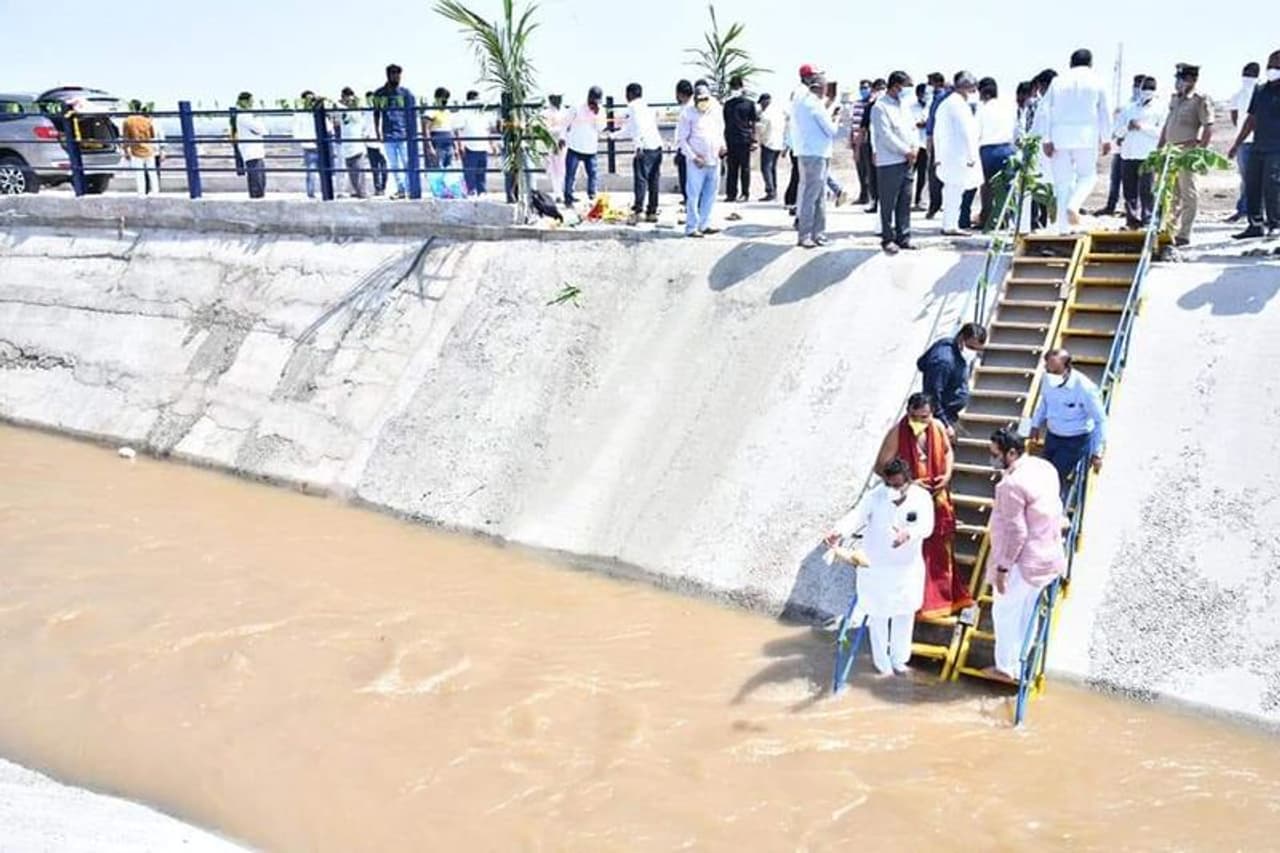 <p>ಮುಳವಾಡ ಏತ ನೀರಾವರಿ ಯೋಜನೆ ವ್ಯಾಪ್ತಿಯ ತಿಡಗುಂದಿ ಶಾಖಾ ಕಾಲುವೆ ಯೋಜನೆಯಡಿ ನಿರ್ಮಾಣವಾದ ಏಷ್ಯಾದಲ್ಲಿಯೇ ಅತ್ಯಂತ ಉದ್ದವಾದ ಜಲಸೇತುವೆ </p> <p>ಮುಳವಾಡ ಏತ ನೀರಾವರಿ ಯೋಜನೆ ವ್ಯಾಪ್ತಿಯ ತಿಡಗುಂದಿ ಶಾಖಾ ಕಾಲುವೆ ಯೋಜನೆಯಡಿ ನಿರ್ಮಾಣವಾದ ಏಷ್ಯಾದಲ್ಲಿಯೇ ಅತ್ಯಂತ ಉದ್ದವಾದ ಜಲಸೇತುವೆ </p>