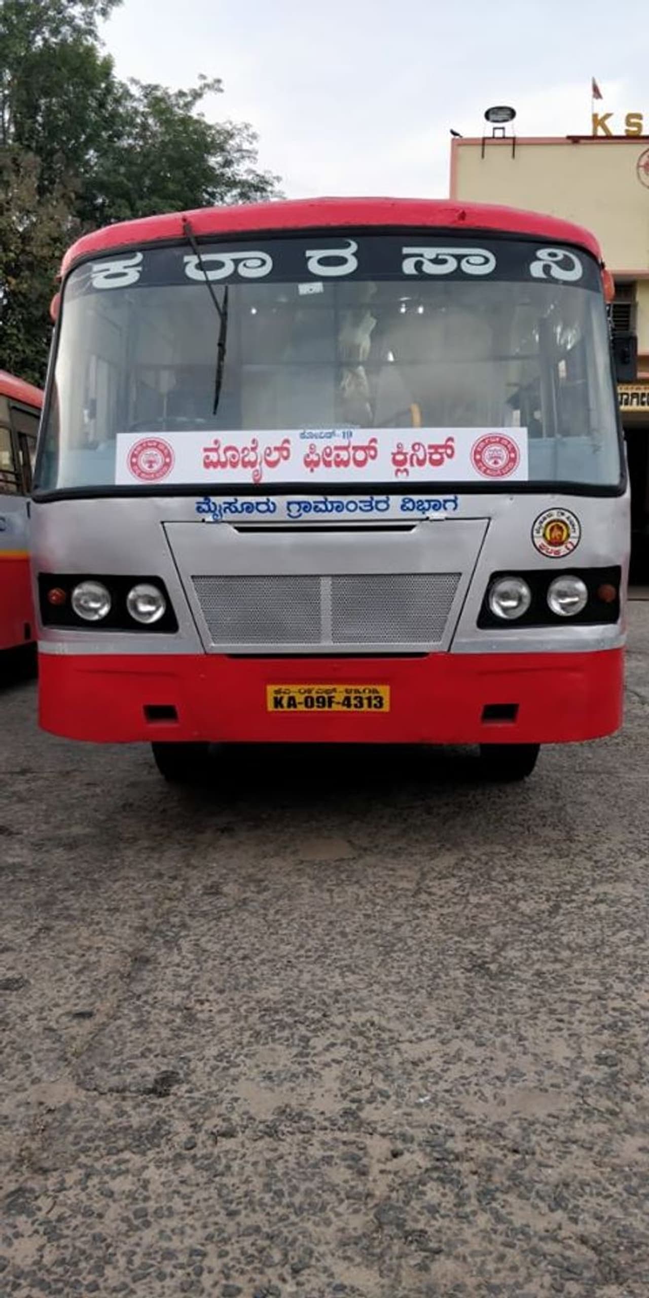 <p>ಫಿವರ್ ಕ್ಲಿನಿಕ್ ಗಳ ಮೂಲಕ ಹೆಚ್ಚು ಜನರನ್ನು ಪರೀಕ್ಷಿಸಲು ಅನುಕೂಲವಾಗುವಂತೆ ಕರ್ನಾಟಕ ರಾಜ್ಯ ರಸ್ತೆ ಸಾರಿಗೆ ನಿಗಮ, ಮೈಸೂರಿನಲ್ಲಿ ಪ್ರಯಾಣಿಕರ ಬಸ್ ಅನ್ನು ಮೊಬೈಲ್ ಫೀವರ್ ಕ್ಲಿನಿಕ್ ಬಸ್ ಆಗಿ ಪರಿವರ್ತಿಸಲಾಗಿದೆ.</p> <p>ಫಿವರ್ ಕ್ಲಿನಿಕ್ ಗಳ ಮೂಲಕ ಹೆಚ್ಚು ಜನರನ್ನು ಪರೀಕ್ಷಿಸಲು ಅನುಕೂಲವಾಗುವಂತೆ ಕರ್ನಾಟಕ ರಾಜ್ಯ ರಸ್ತೆ ಸಾರಿಗೆ ನಿಗಮ, ಮೈಸೂರಿನಲ್ಲಿ ಪ್ರಯಾಣಿಕರ ಬಸ್ ಅನ್ನು ಮೊಬೈಲ್ ಫೀವರ್ ಕ್ಲಿನಿಕ್ ಬಸ್ ಆಗಿ ಪರಿವರ್ತಿಸಲಾಗಿದೆ.</p>