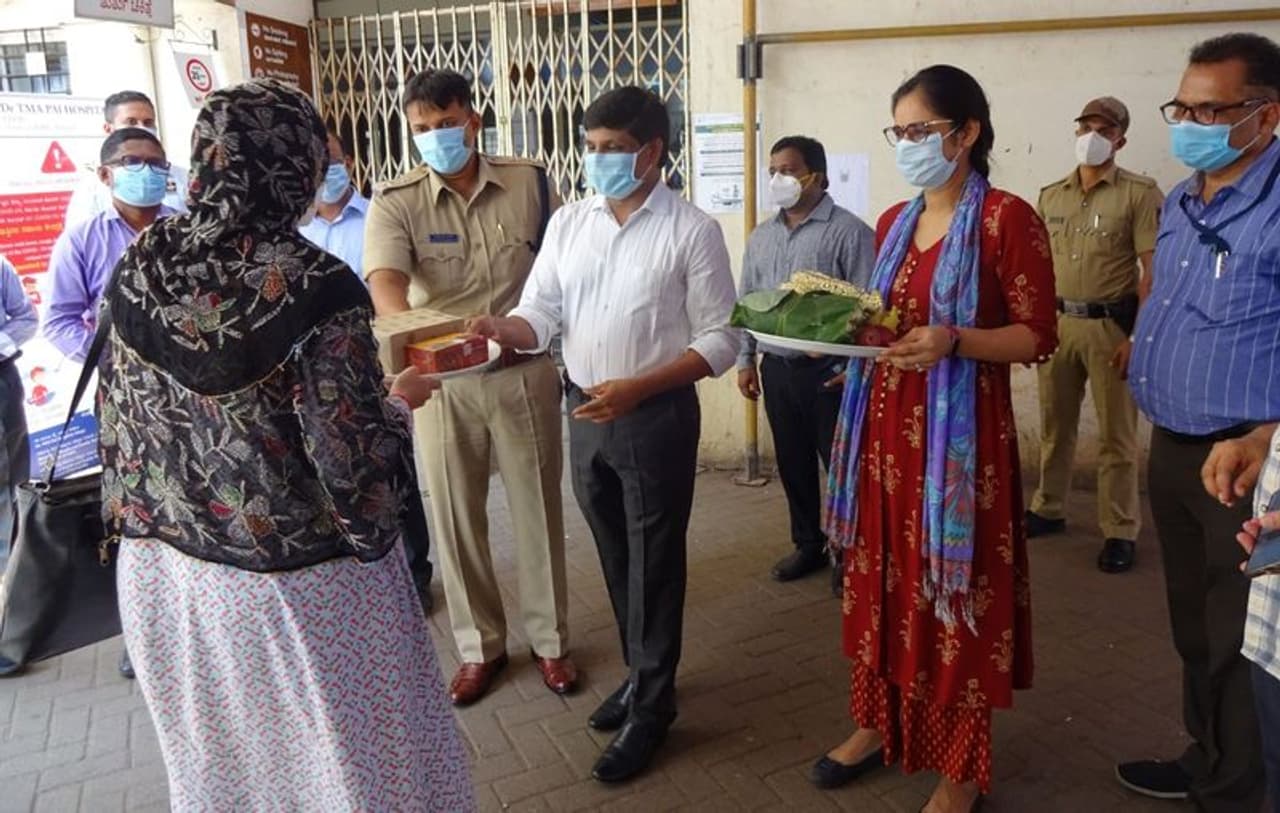 <p>ಡಾ.ಟಿ.ಎಂ.ಎ.ಪೈ ಕೋವಿಡ್ ಆಸ್ಪತ್ರೆಗೆ 14 ದಿನಗಳ ಹಿಂದೆ ದಾಖಲಾಗಿದ್ದ ಉ.ಕ. ಜಿಲ್ಲೆಯ ಭಟ್ಕಳದ 26 ವರ್ಷ ವಯಸ್ಸಿನ ಕೊರೋನಾ ಸೋಂಕಿತ ಗರ್ಭಿಣಿ ಸಂಪೂರ್ಣ ಗುಣಮುಖವಾಗಿದ್ದು, ಶುಕ್ರವಾರ ಆಸ್ಪತ್ರೆಯಿಂದ ಬಿಡುಗಡೆಯಾಗಿದ್ದಾರೆ.</p> <p>ಡಾ.ಟಿ.ಎಂ.ಎ.ಪೈ ಕೋವಿಡ್ ಆಸ್ಪತ್ರೆಗೆ 14 ದಿನಗಳ ಹಿಂದೆ ದಾಖಲಾಗಿದ್ದ ಉ.ಕ. ಜಿಲ್ಲೆಯ ಭಟ್ಕಳದ 26 ವರ್ಷ ವಯಸ್ಸಿನ ಕೊರೋನಾ ಸೋಂಕಿತ ಗರ್ಭಿಣಿ ಸಂಪೂರ್ಣ ಗುಣಮುಖವಾಗಿದ್ದು, ಶುಕ್ರವಾರ ಆಸ್ಪತ್ರೆಯಿಂದ ಬಿಡುಗಡೆಯಾಗಿದ್ದಾರೆ.</p>