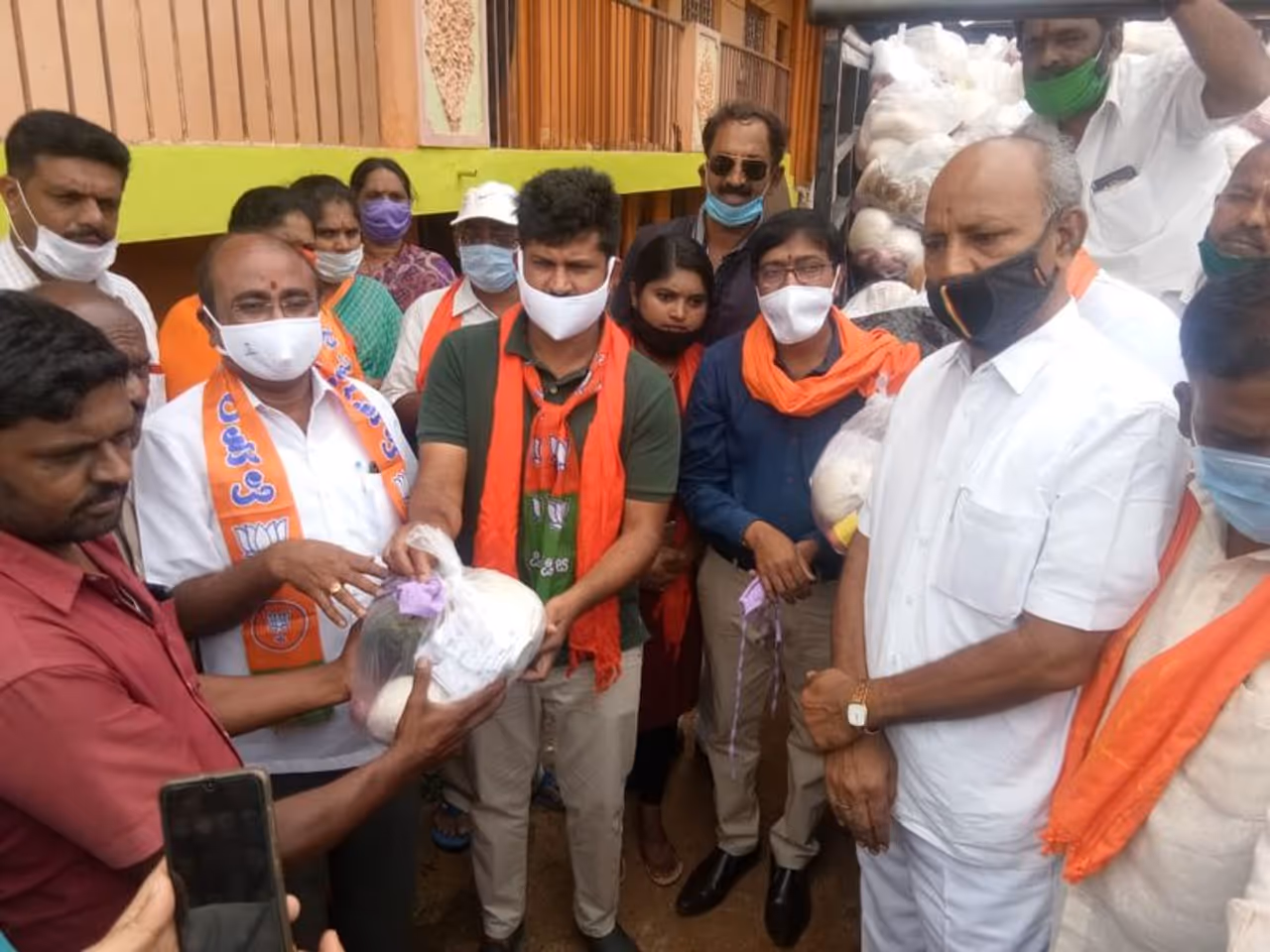 <p>ಲಾಕ್ಡೌನ್ನಿಂದಾಗಿ ಕೆಲಸ, ಕೂಲಿ ಇಲ್ಲದೆ ಕಷ್ಟ ಪಡುತ್ತಿರುವ ಜನರಿಗೆ ಸಂಸದ ಪ್ರತಾಪ್ ಸಿಂಹ ಆಹಾರ ಕಿಟ್ಗಳನ್ನು ವಿತರಿಸಿದ್ದಾರೆ .</p> <p>ಲಾಕ್ಡೌನ್ನಿಂದಾಗಿ ಕೆಲಸ, ಕೂಲಿ ಇಲ್ಲದೆ ಕಷ್ಟ ಪಡುತ್ತಿರುವ ಜನರಿಗೆ ಸಂಸದ ಪ್ರತಾಪ್ ಸಿಂಹ ಆಹಾರ ಕಿಟ್ಗಳನ್ನು ವಿತರಿಸಿದ್ದಾರೆ .</p>