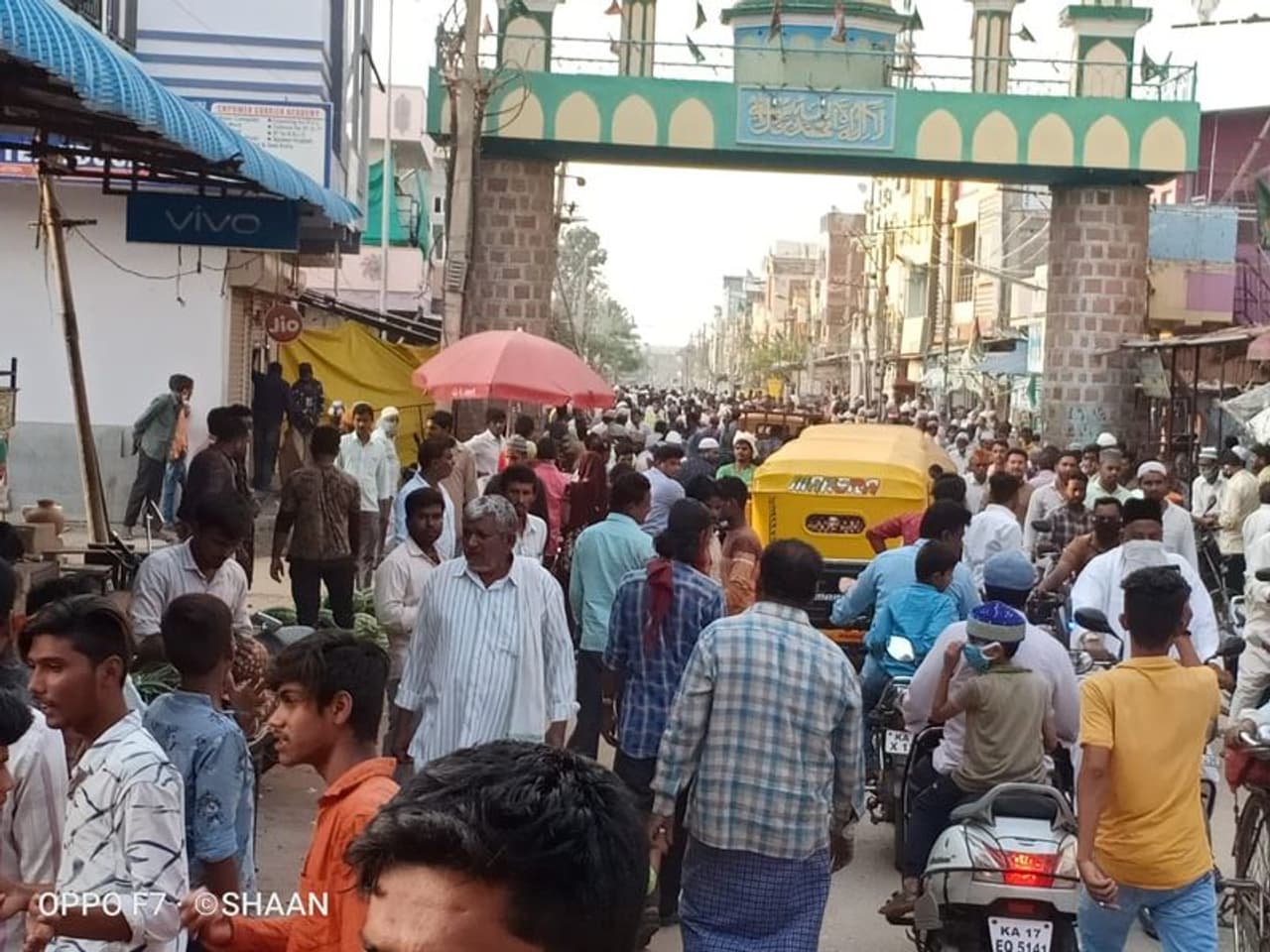 <p>ರಂಜಾನ್ ಉಪವಾಸ ಆರಂಭವಾದ ಹಿನ್ನೆಲೆ ನೂರಾರು ಜನರು ಬೆಳಿಗ್ಗೆ ಯಿಂದಲೇ ಮಾರುಕಟ್ಟೆಯತ್ತ ನುಗ್ಗಿದ್ದಾರೆ.</p>