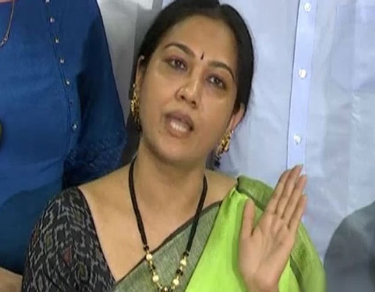 <p>వెండితెరపై క్యారెక్టర్ ఆర్టిస్ట్ గా నటి హేమ&nbsp;తిరుగులేని గుర్తింపు సొంతం చేసుకుంది. అక్క, వదిన, తల్లి పాత్రలతో హేమ&nbsp;గుర్తింపు సొంతం చేసుకుంది. టాలీవుడ్ కి సంబంధించిన ప్రతి కార్యక్రమంలో&nbsp;హేమ ముందుంటుంది. బోల్డ్ గా మాట్లాడడంలో కూడా హేమకు హేమనే&nbsp;సాటి.&nbsp;</p>