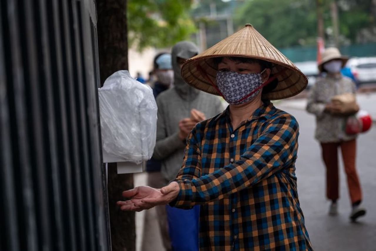 <p>కరోనా కరాళ నృత్యం ఇప్పుడప్పుడే ఆగేలా లేదు. ఇప్పటికే కరోనా వేరియంట్లతో అన్ని దేశాలు ఇబ్బందులు పడుతుంటే కొత్తగా కరోనా హైబ్రిడ్ రకం వెలుగు చూస్తోంది. గత వేరియంట్‌లను మించి ప్రమాదకరంగా ఈ హైబ్రిడ్‌ రకం విస్తరిస్తున్నట్టు అంతర్జాతీయ మీడియాలో కథనాలు వస్తున్నాయి.</p>