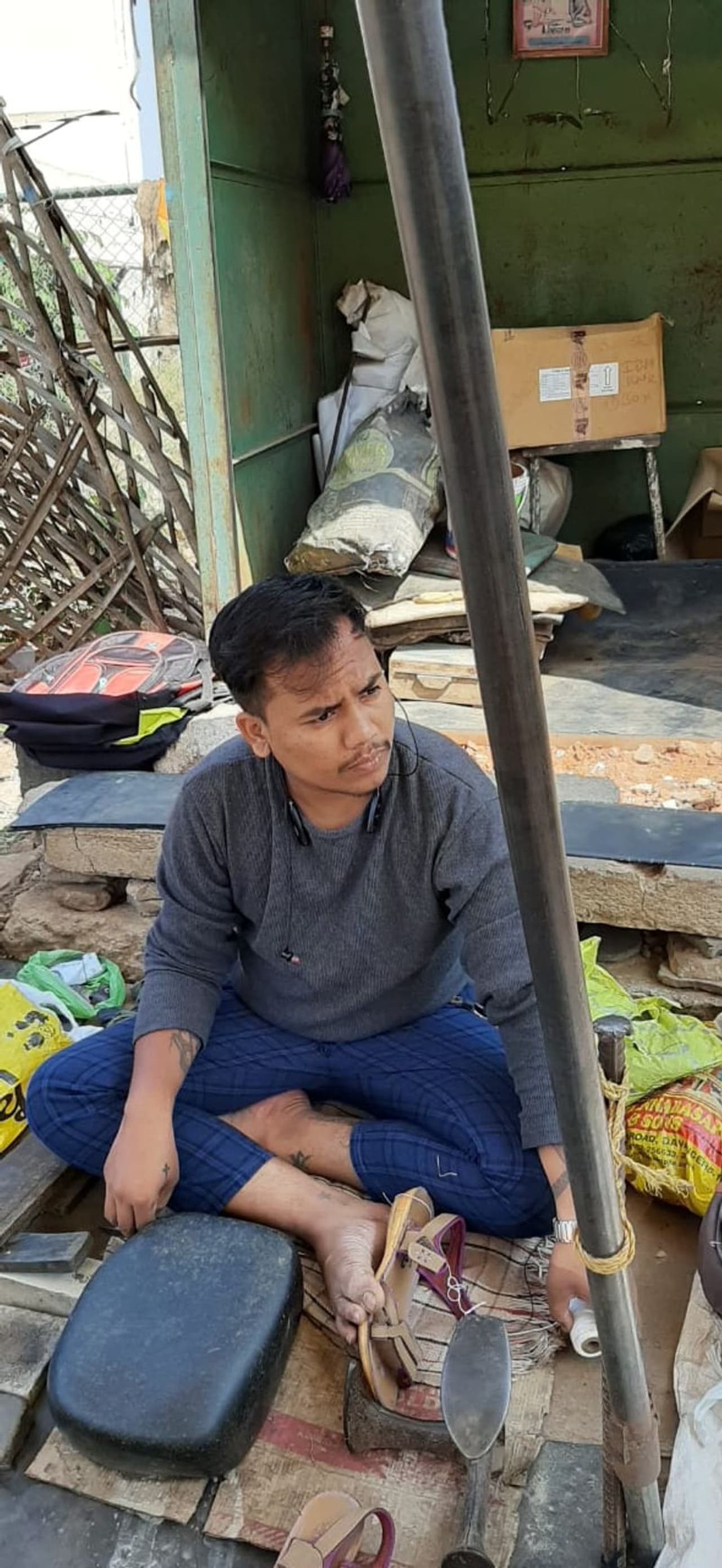 <p>ಚಮ್ಮಾರಿಕೆ ಕುಲಕಸುಬನ್ನು ಶ್ರದ್ಧೆಯಿಂದ ಮಾಡುತ್ತಿರುವ ಜಿಲ್ಲೆಯ ಹರಿಹರ ಪಟ್ಟಣದ ಜಯಕುಮಾರ ಸಾಣಿಕೆ </p> <p>ಚಮ್ಮಾರಿಕೆ ಕುಲಕಸುಬನ್ನು ಶ್ರದ್ಧೆಯಿಂದ ಮಾಡುತ್ತಿರುವ ಜಿಲ್ಲೆಯ ಹರಿಹರ ಪಟ್ಟಣದ ಜಯಕುಮಾರ ಸಾಣಿಕೆ </p>