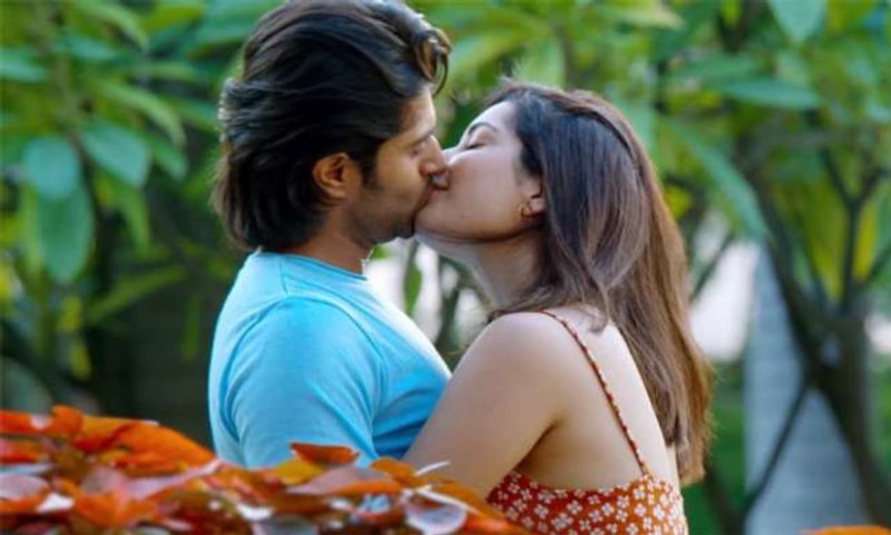 <p>యంగ్ బ్యూటీ రాశి ఖన్నా టాలీవుడ్ లో మంచి క్రేజ్ సొంతం చేసుకుంది. తన అందచందాలు, అభినయంతో యువతలో రాశి ఖన్నా మంచి గుర్తింపు సొంతం చేసుకుంది. కెరీర్ ఆరంభంలో బొద్దు అందంతో ఆకట్టుకున్న రాశి..ప్రస్తుతం నాజూగ్గా మారింది.&nbsp;</p>