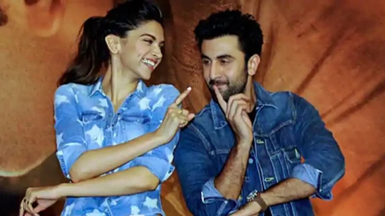 <p style="text align: justify;">దీపికా పదుకొనే, రణబీర్‌ కపూర్‌ల ప్రేమ కథతో &nbsp;పాటు వారి బ్రేకప్‌ వ్యవహారం కూడా ఫ్యాన్స్‌ కు షాక్ ఇచ్చింది. 2007లో కలిసిన ఈ జంట 2008లో తెరకెక్కిన బచ్చనా ఏ హసినా సినిమా షూటింగ్ లో &nbsp;ప్రేమలో పడ్డారు.</p>