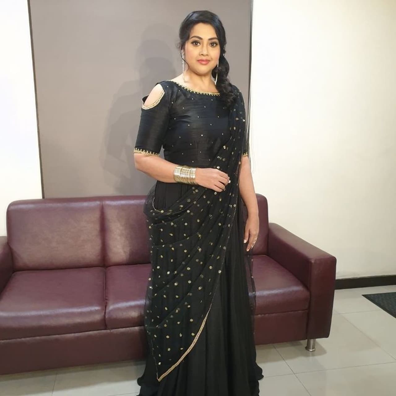 <p>(Courtesy:Instagram) బ్లాక్ డిజైనర్ శారీలో నిలువెత్తు అందం మీనా </p> <p>(Courtesy:Instagram) బ్లాక్ డిజైనర్ శారీలో నిలువెత్తు అందం మీనా </p>