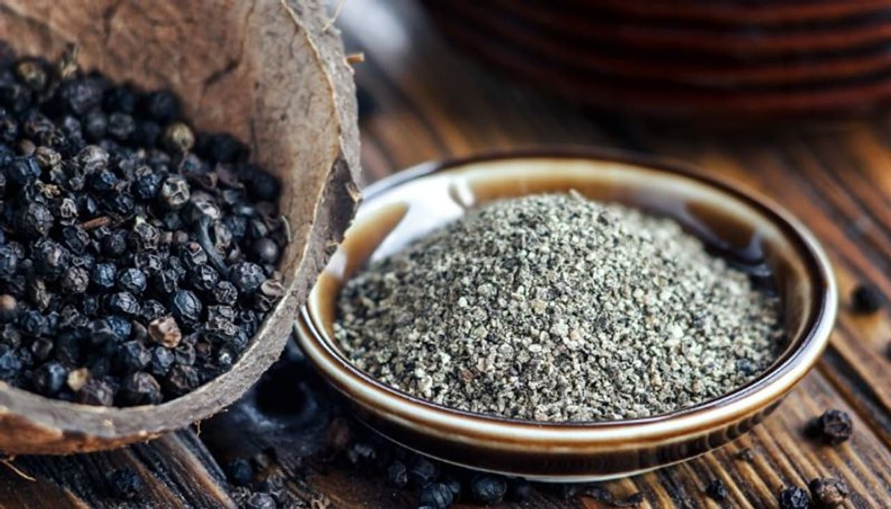 <p>രോഗപ്രതിരോധശേഷി വര്ധിപ്പിക്കുന്നതിന് കുരുമുളകിനുള്ള പ്രാധാന്യം വളരെ വലുതാണ്. വിറ്റാമിന് സി ധാരാളം അടങ്ങിയിട്ടുള്ള കുരുമുളക് ചുമയ്ക്കും ജലദോഷത്തിനും വളരെ ഫലപ്രദമാണ്. ശരീരത്തിലെ മെറ്റബോളിസത്തിന്റെ റേറ്റ് ഉയര്ത്തുന്നു. മാത്രമല്ല അനാവശ്യ കലോറി ഇല്ലാതാക്കുന്നതിനും കുരുമുളക് സഹായിക്കും. ദഹനപ്രശ്നങ്ങള്ക്കും ഇവ നല്ലതാണ്. <br /> </p> <p>രോഗപ്രതിരോധശേഷി വര്ധിപ്പിക്കുന്നതിന് കുരുമുളകിനുള്ള പ്രാധാന്യം വളരെ വലുതാണ്. വിറ്റാമിന് സി ധാരാളം അടങ്ങിയിട്ടുള്ള കുരുമുളക് ചുമയ്ക്കും ജലദോഷത്തിനും വളരെ ഫലപ്രദമാണ്. ശരീരത്തിലെ മെറ്റബോളിസത്തിന്റെ റേറ്റ് ഉയര്ത്തുന്നു. മാത്രമല്ല അനാവശ്യ കലോറി ഇല്ലാതാക്കുന്നതിനും കുരുമുളക് സഹായിക്കും. ദഹനപ്രശ്നങ്ങള്ക്കും ഇവ നല്ലതാണ്. <br /> </p>