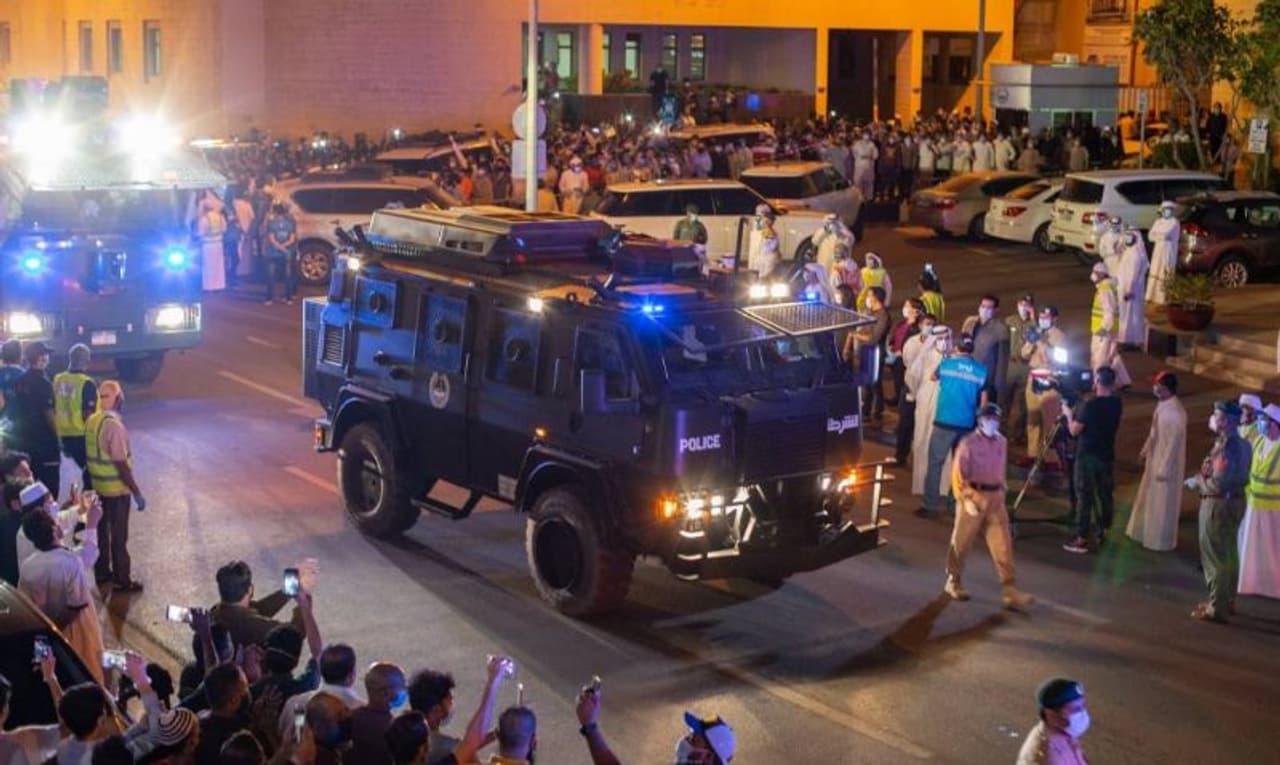 <p>കൊവിഡ് പടര്ന്നുപിടിച്ച നൈഫില് അഴ്ചകള് നീണ്ടുനിന്ന നിയന്ത്രണങ്ങള് പിന്വലിച്ചതിനെ തുടര്ന്ന് ഞായറാഴ്ച ജനങ്ങള് ആഘോഷവുമായി തെരുവിലിറങ്ങി. സുരക്ഷാ ഉദ്യോഗസ്ഥരും ആഘോഷങ്ങളില് പങ്കുചേര്ന്നു. പൊലീസ് വാഹനങ്ങളടക്കം നിരവധി വാഹനങ്ങളാണ് നൈഫിലെ റോഡുകളില് ഘോഷയാത്രയായി അണിനിരന്നത്. നിരവധി പേര്ക്ക് കൊവിഡ് സ്ഥിരീകരിച്ചിന് പിന്നാലെ വന്തോതിലുള്ള പരിശോധനകളാണ് ഇവിടെ നടന്നത്. ഈ പ്രദേശം ഒന്നടങ്കം ദുബായ് ഭരണകൂടം അണുവിമുക്തമാക്കിയിരുന്നു.</p> <p>കൊവിഡ് പടര്ന്നുപിടിച്ച നൈഫില് അഴ്ചകള് നീണ്ടുനിന്ന നിയന്ത്രണങ്ങള് പിന്വലിച്ചതിനെ തുടര്ന്ന് ഞായറാഴ്ച ജനങ്ങള് ആഘോഷവുമായി തെരുവിലിറങ്ങി. സുരക്ഷാ ഉദ്യോഗസ്ഥരും ആഘോഷങ്ങളില് പങ്കുചേര്ന്നു. പൊലീസ് വാഹനങ്ങളടക്കം നിരവധി വാഹനങ്ങളാണ് നൈഫിലെ റോഡുകളില് ഘോഷയാത്രയായി അണിനിരന്നത്. നിരവധി പേര്ക്ക് കൊവിഡ് സ്ഥിരീകരിച്ചിന് പിന്നാലെ വന്തോതിലുള്ള പരിശോധനകളാണ് ഇവിടെ നടന്നത്. ഈ പ്രദേശം ഒന്നടങ്കം ദുബായ് ഭരണകൂടം അണുവിമുക്തമാക്കിയിരുന്നു.</p>