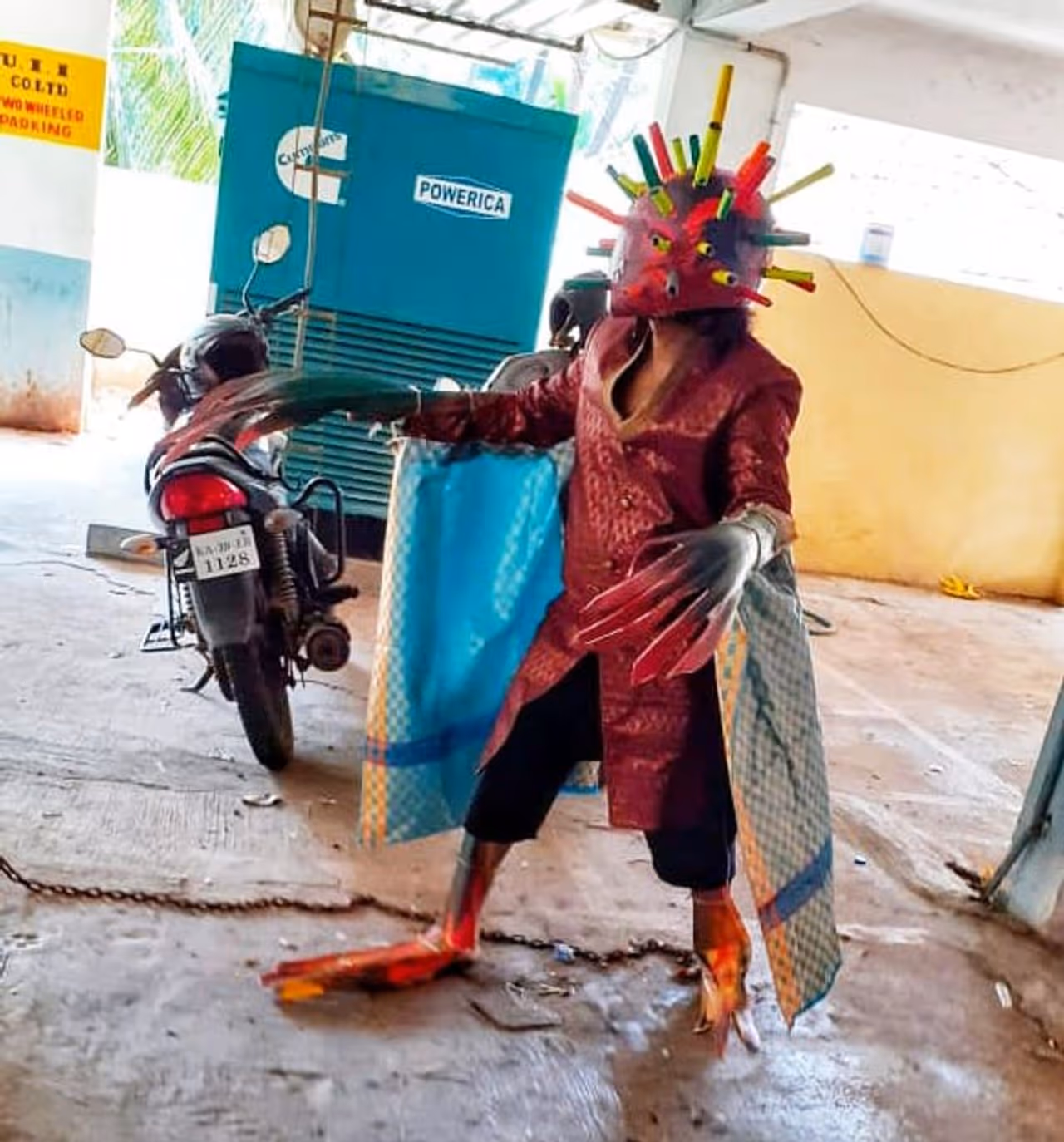 <p>ಕೊರೋನಾದ ವಿರುದ್ಧ ಜನರಲ್ಲಿ ಜಾಗೃತಿ ಮೂಡಿಸುವುದಕ್ಕಾಗಿ ಸೋಮವಾರ ಉಡುಪಿಯಲ್ಲಿ ಸ್ವತಃ ಕೊರೋನಾಸುರನೇ ಪ್ರತ್ಯಕ್ಷನಾಗಿದ್ದ.</p> <p>ಕೊರೋನಾದ ವಿರುದ್ಧ ಜನರಲ್ಲಿ ಜಾಗೃತಿ ಮೂಡಿಸುವುದಕ್ಕಾಗಿ ಸೋಮವಾರ ಉಡುಪಿಯಲ್ಲಿ ಸ್ವತಃ ಕೊರೋನಾಸುರನೇ ಪ್ರತ್ಯಕ್ಷನಾಗಿದ್ದ.</p>