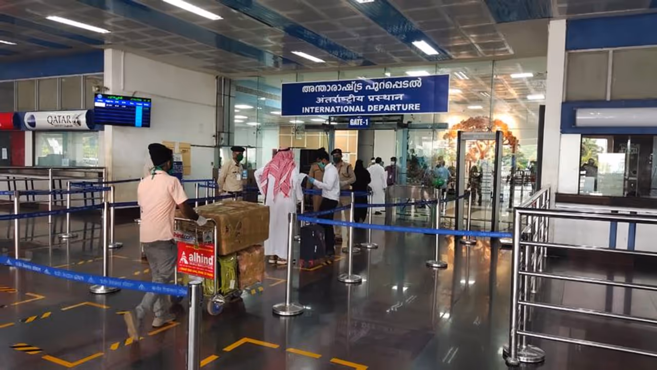 <p>138 യാത്രക്കാരെയും വഹിച്ച് കോഴിക്കോട് കരിപ്പൂരില് നിന്നും പുറപ്പെട്ട സൗദി എയർലൈൻസിന്റെ പ്രത്യേക വിമാനം ബാംഗളൂരു വഴിയാണ് യാത്രതുടര്ന്നത്. കേരളത്തില് നിന്നുള്ള 138 പേരെ കൂടാതെ ബംഗളൂരുവില് കുടുങ്ങിപ്പോയ 130 സൗദി പൗന്മാരും വിമാനസൗകര്യം പ്രയോജനപ്പെടുത്തി. </p> <p>138 യാത്രക്കാരെയും വഹിച്ച് കോഴിക്കോട് കരിപ്പൂരില് നിന്നും പുറപ്പെട്ട സൗദി എയർലൈൻസിന്റെ പ്രത്യേക വിമാനം ബാംഗളൂരു വഴിയാണ് യാത്രതുടര്ന്നത്. കേരളത്തില് നിന്നുള്ള 138 പേരെ കൂടാതെ ബംഗളൂരുവില് കുടുങ്ങിപ്പോയ 130 സൗദി പൗന്മാരും വിമാനസൗകര്യം പ്രയോജനപ്പെടുത്തി. </p>