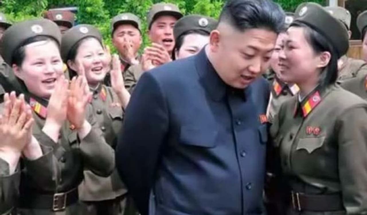 <p>ದಕ್ಷಿಣ ಕೊರಿಯಾ ನೀಡಿದ ಲೇಟೆಸ್ಟ್ ಮಾಹಿತಿಯ ಪ್ರಕಾರ ಉತ್ತರ ಕೊರಿಯಾದ ನಾಯಕ ಕಿಮ್ ಜಾಂಗ್ ಉನ್ ಆರೋಗ್ಯವಾಗಿ ಜೀವಂತವಾಗಿದ್ದಾರೆ . ಕಿಮ್ ಅವರಿಗೆ ಕೊರೋನಾ ಸೋಂಕು ತಗುಲಿರಬಹುದೇ ಅದಕ್ಕೆ ಅವರು ಅಜ್ಞಾತರಾಗಿದ್ದಾರೆ ಎಂಬೆಲ್ಲಾ ಊಹಾಪೋಹಗಳಿಗೆ ಈಗ ತೆರೆಬಿದ್ದಿದೆ . </p> <p>ದಕ್ಷಿಣ ಕೊರಿಯಾ ನೀಡಿದ ಲೇಟೆಸ್ಟ್ ಮಾಹಿತಿಯ ಪ್ರಕಾರ ಉತ್ತರ ಕೊರಿಯಾದ ನಾಯಕ ಕಿಮ್ ಜಾಂಗ್ ಉನ್ ಆರೋಗ್ಯವಾಗಿ ಜೀವಂತವಾಗಿದ್ದಾರೆ . ಕಿಮ್ ಅವರಿಗೆ ಕೊರೋನಾ ಸೋಂಕು ತಗುಲಿರಬಹುದೇ ಅದಕ್ಕೆ ಅವರು ಅಜ್ಞಾತರಾಗಿದ್ದಾರೆ ಎಂಬೆಲ್ಲಾ ಊಹಾಪೋಹಗಳಿಗೆ ಈಗ ತೆರೆಬಿದ್ದಿದೆ . </p>