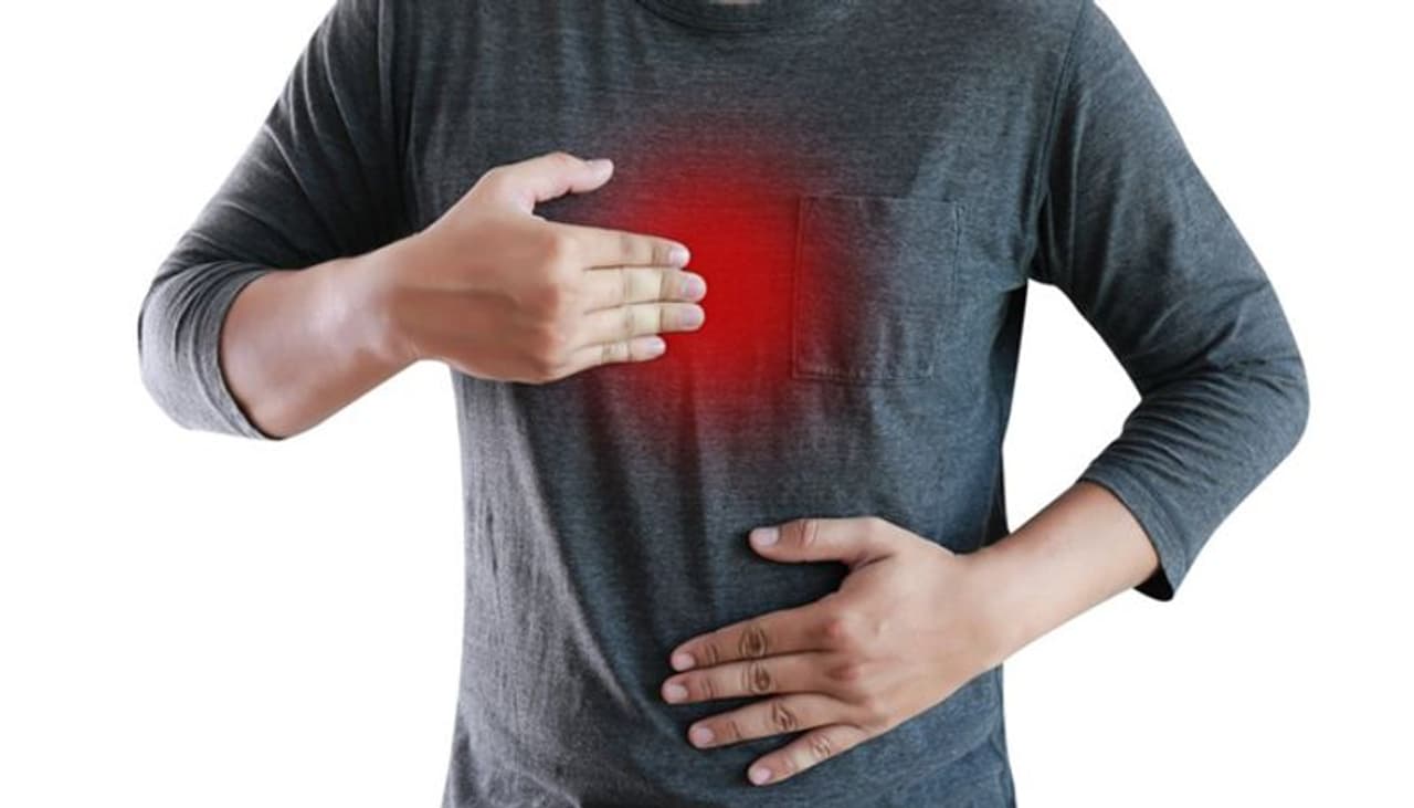 <p>ದೇಹದಲ್ಲಿ ಹೈಡ್ರೋಕ್ಲೋರಿಕ್ ಆಮ್ಲ (HCL) ಉತ್ಪತ್ತಿಯಾಗುತ್ತದೆ, ಇದು ಆಹಾರವನ್ನು ವಿಭಜಿಸುವ ಮೂಲಕ ಜೀರ್ಣಕ್ರಿಯೆ ಪ್ರಕ್ರಿಯೆಯನ್ನು ಪೂರ್ಣಗೊಳಿಸುತ್ತದೆ. ಹೊಟ್ಟೆ&nbsp;ಉಬ್ಬರವು ಜಠರದ ಗ್ರಂಥಿಗಳಲ್ಲಿ ಈ ಆಮ್ಲವನ್ನು ನೈಸರ್ಗಿಕವಾಗಿ ಉತ್ಪಾದಿಸುತ್ತದೆ; ಆಮ್ಲವು ನಿರ್ಜಲೀಕರಣ, ಆಲ್ಕೋಹಾಲ್, ಒತ್ತಡ ಅಥವಾ ಆಹಾರ ಅಭ್ಯಾಸಗಳಂತಹ ಪ್ರಚೋದನೆಗಳಿಂದಾಗಿ ಈ ಆಮ್ಲವು ಹೆಚ್ಚಿನ ಪ್ರಮಾಣದಲ್ಲಿ ಉತ್ಪತ್ತಿಯಾದಾಗ ಆಮ್ಲೀಯತೆ ಉಂಟಾಗುತ್ತದೆ. ಇದನ್ನು ಆಸಿಡಿಟಿ ಎಂದು ಕರೆಯಲಾಗುತ್ತದೆ.&nbsp;</p>