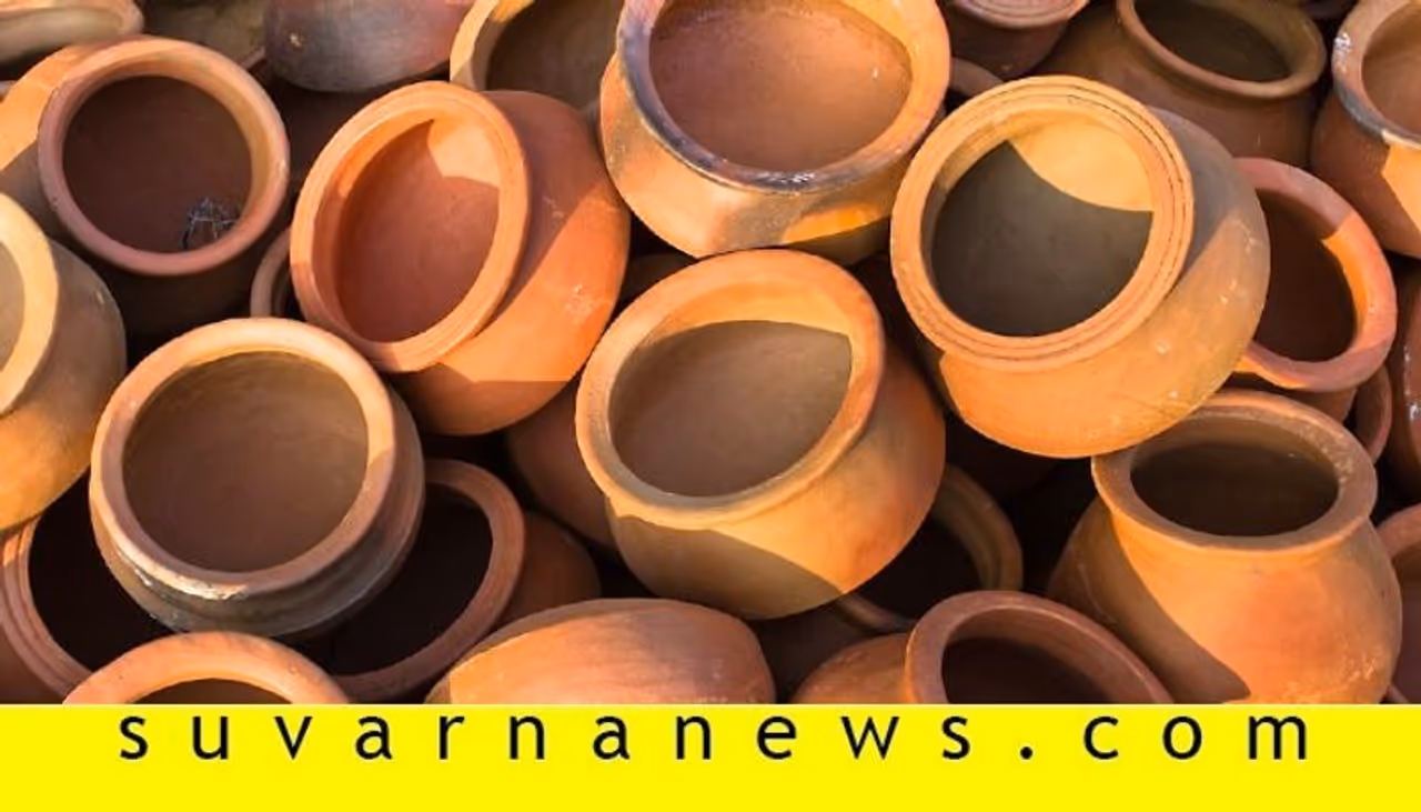 <p><strong>ಮಣ್ಣಿನ ಮಡಿಕೆಯ&nbsp;ಅಡುಗೆಯ ಪ್ರಯೋಜನಗಳು</strong><br />ಮಣ್ಣಿನ ಮಡಿಕೆಯಲ್ಲಿ ಕಬ್ಬಿಣ, ಕ್ಯಾಲ್ಸಿಯಂ ಇತ್ಯಾದಿಗಳು ಕಂಡು ಬರುತ್ತವೆ: ಮಣ್ಣು ಕ್ಷಾರ ಸ್ವಭಾವದ್ದಾಗಿದೆ. ಇದು ಮಣ್ಣಿನ ಮಡಕೆಯಲ್ಲಿ ಆಹಾರದ ಪಿಎಚ್ ಮಟ್ಟವನ್ನು ನಿರ್ವಹಿಸುತ್ತದೆ. ಇದರಿಂದ ಆಹಾರ ಆರೋಗ್ಯಕರವಾಗಿರುವುದರ ಜೊತೆಗೆ ಆಹಾರದ ರುಚಿಯೂ ಹೆಚ್ಚುತ್ತದೆ.&nbsp;</p>