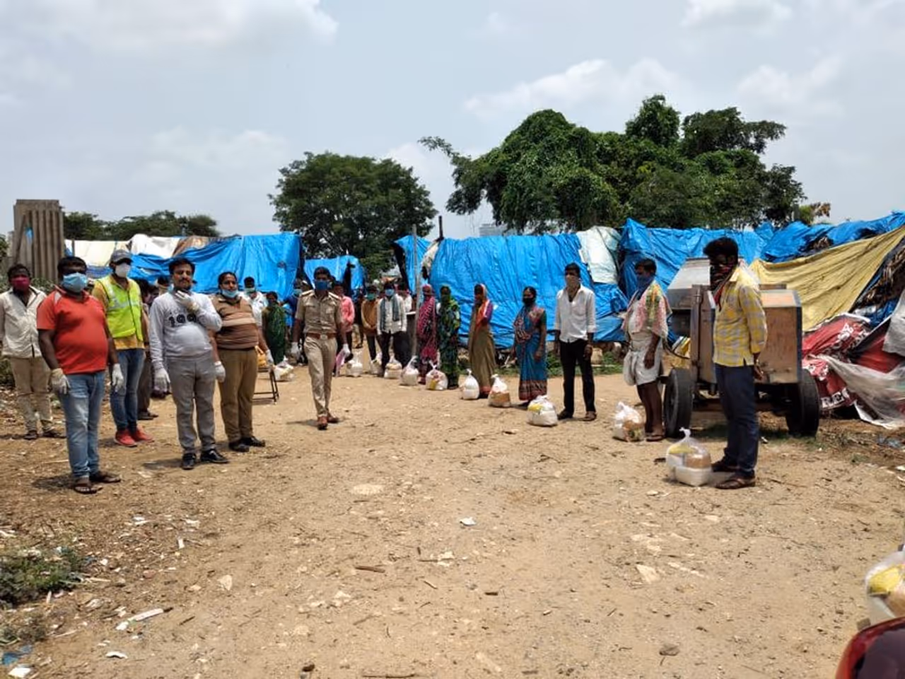 <p>ಲಾಕ್ಡೌನ್ ಸಂದರ್ಭ ಕೆಲಸ, ಸಂಬಳವಿಲ್ಲದೆ ಜನ ಕಷ್ಟಪಡುತ್ತಿರುವ ಸಂದರ್ಭದಲ್ಲಿ ಬಡಜನರಿಗಾಗಿ ದಿನಸಿ ಕಿಟ್ಗಳನ್ನು ವಿತರಿಸಲಾಗಿದೆ.</p> <p>ಲಾಕ್ಡೌನ್ ಸಂದರ್ಭ ಕೆಲಸ, ಸಂಬಳವಿಲ್ಲದೆ ಜನ ಕಷ್ಟಪಡುತ್ತಿರುವ ಸಂದರ್ಭದಲ್ಲಿ ಬಡಜನರಿಗಾಗಿ ದಿನಸಿ ಕಿಟ್ಗಳನ್ನು ವಿತರಿಸಲಾಗಿದೆ.</p>