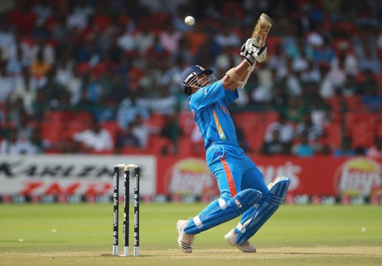 <p><strong>സച്ചിന്‍ ടെന്‍ഡുല്‍ക്കര്‍</strong></p><p>ഏകദിനത്തിലും ടെസ്റ്റിലും ഒരു മികവ് കാണിച്ച താരമാണ് മുന്‍ ഇന്ത്യന്‍ താരം സച്ചിന്‍ ടെന്‍ഡുല്‍ക്കര്‍. 100 അന്താരാഷ്ട്ര സെഞ്ചുറികള്‍ അദ്ദേഹത്തിന്റെ അക്കൗണ്ടിലുണ്ട്. എന്നാല്‍ ഒരു ടി20 മത്സരം മാത്രമാണ് സച്ചിന്‍ കളിച്ചിട്ടുള്ളത്. 2006ല്‍ ജൊഹന്നാസ്ബര്‍ഗില്‍ ഇന്ത്യയുടെ അരങ്ങേറ്റ ടി20 മത്സരത്തിലായിരുന്നത്. ദക്ഷിണാഫ്രിക്കയ്‌ക്കെതിരെ ആയിരുന്നു മത്സരം. വിരേന്ദര്‍ സെവാഗിനൊപ്പം ഓപ്പണറായി ഇറങ്ങിയ സച്ചിന്‍ പത്ത് റണ്‍സ് മാത്രമാണ് നേടാന്‍ സാധിച്ചത്. ഇില്‍ രണ്ട് ബൗണ്ടറികളുണ്ടായിരുന്നു. ചാള്‍ ലാങ്‌വെല്‍ഡറ്റിന്റെ പന്തില്‍ സച്ചിന്റെ വിക്കറ്റ് തെറിച്ചു. മത്സരത്തില്‍ ഇന്ത്യ ജയിച്ചു. പിന്നാലെ 2007ല്‍ നടന്ന ടി20 ലോകകപ്പില്‍ യുവതാരങ്ങള്‍ക്ക് അവസരം നല്‍കുന്നതിന്റെ ഭാഗമായി സച്ചിന്‍ പിന്മാറി.</p>