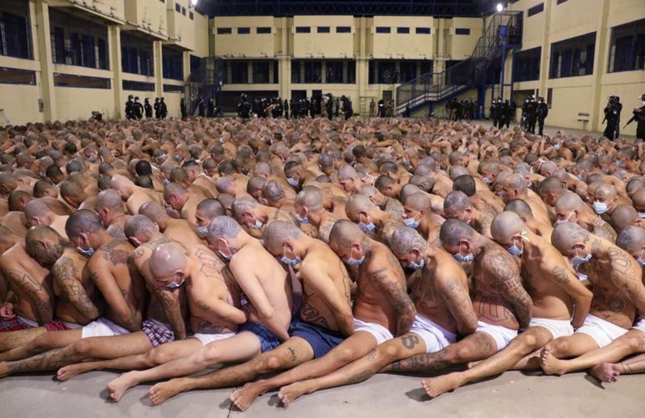 <p>തട്ടികൊണ്ട് പോകലും ബലാത്സംഗവും എല്സാവഡോറില് ഇന്നൊരു വാര്ത്തയേയല്ലാതായിരിക്കുന്നു. ദിവസേന ചേതനയറ്റ മൃതദ്ദേഹങ്ങളും വെട്ടിമാറ്റിയ തലകളും റോഡില് പ്രത്യക്ഷപ്പെടുന്ന കാലത്ത് പ്രത്യേകിച്ചും.</p> <p>തട്ടികൊണ്ട് പോകലും ബലാത്സംഗവും എല്സാവഡോറില് ഇന്നൊരു വാര്ത്തയേയല്ലാതായിരിക്കുന്നു. ദിവസേന ചേതനയറ്റ മൃതദ്ദേഹങ്ങളും വെട്ടിമാറ്റിയ തലകളും റോഡില് പ്രത്യക്ഷപ്പെടുന്ന കാലത്ത് പ്രത്യേകിച്ചും.</p>