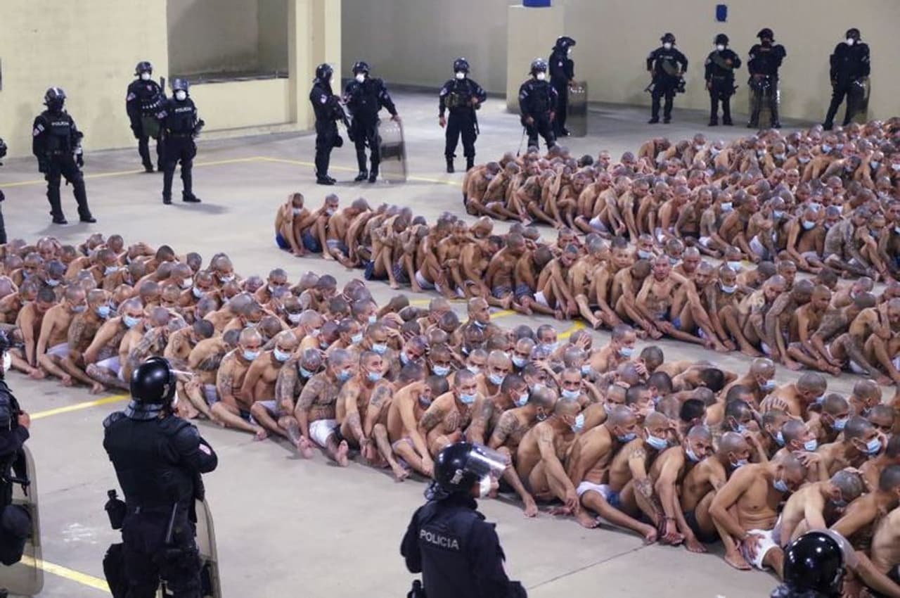 <p>ಬುಕೇಲೆ ಅಧಿಕಾರಕ್ಕೇರಿದ ಬಳಿಕ ಇಲ್ಲಿ ಅಪರಾಧ ಪ್ರಕರಣಗಳು ಮತ್ತಷ್ಟು ಹೆಚ್ಚಾಗಿವೆ ಎನ್ನಲಾಗಿದೆ. </p> <p>ಬುಕೇಲೆ ಅಧಿಕಾರಕ್ಕೇರಿದ ಬಳಿಕ ಇಲ್ಲಿ ಅಪರಾಧ ಪ್ರಕರಣಗಳು ಮತ್ತಷ್ಟು ಹೆಚ್ಚಾಗಿವೆ ಎನ್ನಲಾಗಿದೆ. </p>