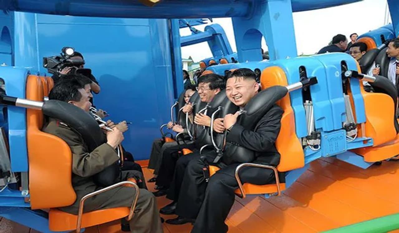 <p>ಇತಿಹಾಸದಲ್ಲಿ ಅನೇಕ ಸರ್ವಾಧಿಕಾರಿಗಳ ಬಂದು ಹೋಗಿದ್ದಾರೆ, ಪ್ರತಿಯೊಬ್ಬರಿಗೂ ವಿಚಿತ್ರ ಹುಚ್ಚು ಇರುತ್ತದೆ. ಆದರೆ ಹಿಟ್ಲರ್ನಿಂದ ಇಂದಿನ ಉತ್ತರ ಕೊರಿಯಾದ ಸರ್ವಾಧಿಕಾರಿ ಕಿಮ್ ಜಾಂಗ್ನಲ್ಲಿರುವ ಸಾಮ್ಯತೆ ಎಂದರೆ, ಐಷಾರಾಮಿ ರೈಲಿನ ಒಡೆತನ.</p> <p>ಇತಿಹಾಸದಲ್ಲಿ ಅನೇಕ ಸರ್ವಾಧಿಕಾರಿಗಳ ಬಂದು ಹೋಗಿದ್ದಾರೆ, ಪ್ರತಿಯೊಬ್ಬರಿಗೂ ವಿಚಿತ್ರ ಹುಚ್ಚು ಇರುತ್ತದೆ. ಆದರೆ ಹಿಟ್ಲರ್ನಿಂದ ಇಂದಿನ ಉತ್ತರ ಕೊರಿಯಾದ ಸರ್ವಾಧಿಕಾರಿ ಕಿಮ್ ಜಾಂಗ್ನಲ್ಲಿರುವ ಸಾಮ್ಯತೆ ಎಂದರೆ, ಐಷಾರಾಮಿ ರೈಲಿನ ಒಡೆತನ.</p>