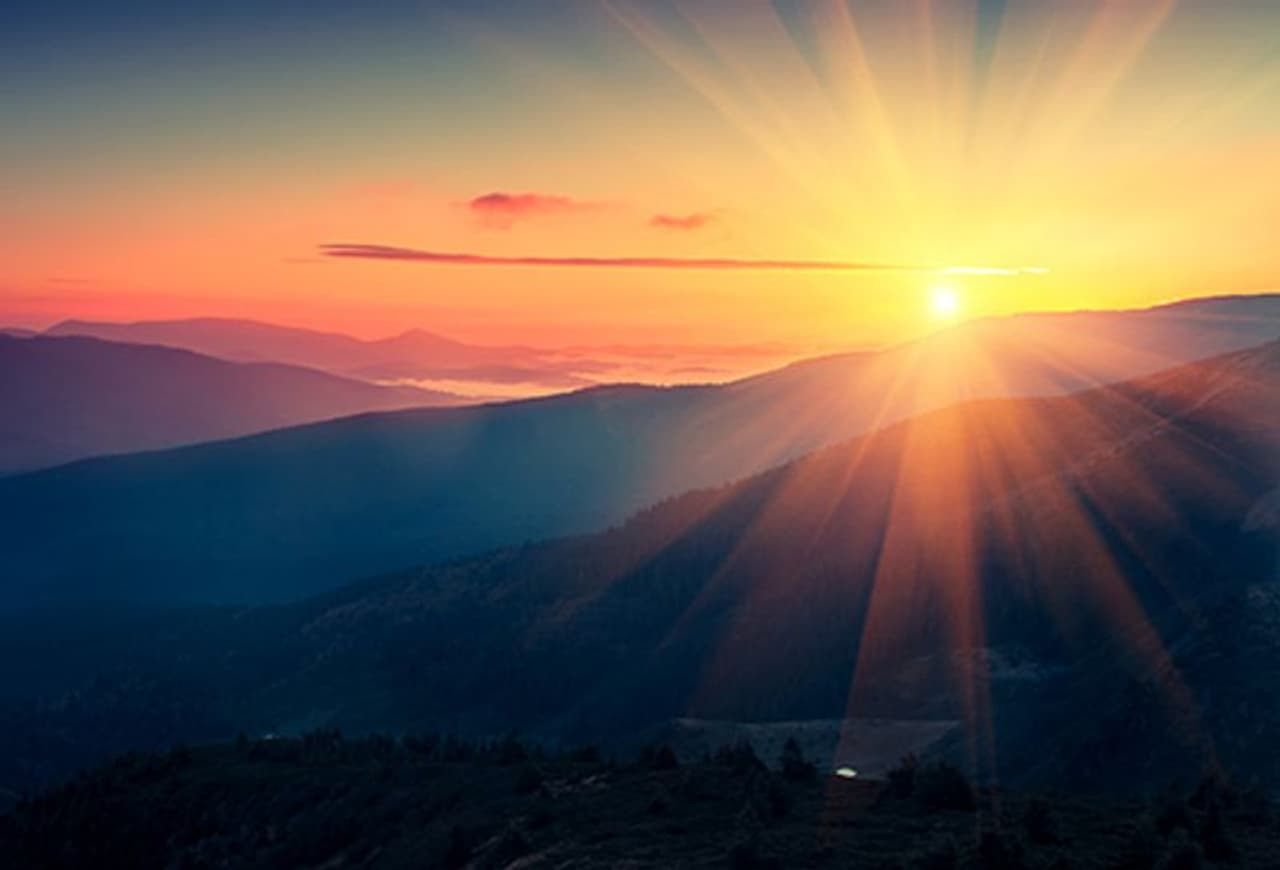 <p><strong>ಭಾನುವಾರ ಸೂರ್ಯನ ದಿನ</strong><br />ಭಾನುವಾರವನ್ನು ಸಾಂಪ್ರದಾಯಿಕವಾಗಿ ವಾರದ ಮೊದಲ ದಿನವೆಂದು ಮತ್ತು ವಿಶ್ರಾಂತಿ ಮತ್ತು ಆರಾಧನೆಯ ದಿನವೆಂದು ಪ್ರಾಚೀನರು ಪರಿಗಣಿಸುತ್ತಾರೆ. ಭಾನುವಾರ ಜನಿಸಿದ ಮಗುವಿನ &nbsp;ಜಾತಕದಲ್ಲಿ ಸೂರ್ಯನನ್ನು ಹೆಚ್ಚುವರಿ ಅಧಿಪತಿಯಾಗಿ ಹೊಂದಿದೆ. ಈ ದಿನದಂದು ಜನಿಸಿದವರು ಜೀವನದಲ್ಲಿ ಸಾಮಾನ್ಯವಾದ ಯಾವುದೇ ವಸ್ತುವಿಗೆ ತೃಪ್ತರಾಗಲಾರರು ಮತ್ತು ಸುತ್ತಲಿನವರಿಗೆ ಪ್ರಕಾಶಮಾನವಾದ ಸೂರ್ಯನ ಕಿರಣದಂತೆ ಸದಾ ಇರುತ್ತಾರೆ. ಭಾನುವಾರ&nbsp;ಜನಿಸಿದವರು ಸೃಜನಶೀಲ, ಉದಾತ್ತ, ಹೆಮ್ಮೆ, ಸ್ವಕೇಂದ್ರಿತ, ದಿಟ್ಟ ಮತ್ತು ಗಟ್ಟಿಯಾದ ಸ್ವಭಾವದ ವ್ಯಕ್ತಿಯಾಗಿರುತ್ತಾರೆ.&nbsp;</p>