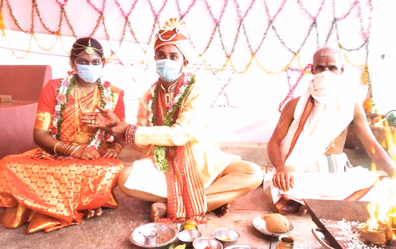 <p>ಉಚ್ಚಿಲದ ಲಕ್ಷ್ಮೀ ಶೇಖರ ದಂಪತಿ ಪುತ್ರಿ ಪವಿತ್ರಾ ಮತ್ತು ಕಾರ್ಕಳ ದಿ. ರಾಮ ದೇವಾಡಿಗ ಅವರ ಪುತ್ರ ಸಂತೋಷ್ ಅವರ ಮದುವೆ ಏ.27ರಂದೇ ನಡೆಯಬೇಕಿತ್ತು.</p> <p>ಉಚ್ಚಿಲದ ಲಕ್ಷ್ಮೀ ಶೇಖರ ದಂಪತಿ ಪುತ್ರಿ ಪವಿತ್ರಾ ಮತ್ತು ಕಾರ್ಕಳ ದಿ. ರಾಮ ದೇವಾಡಿಗ ಅವರ ಪುತ್ರ ಸಂತೋಷ್ ಅವರ ಮದುವೆ ಏ.27ರಂದೇ ನಡೆಯಬೇಕಿತ್ತು.</p>