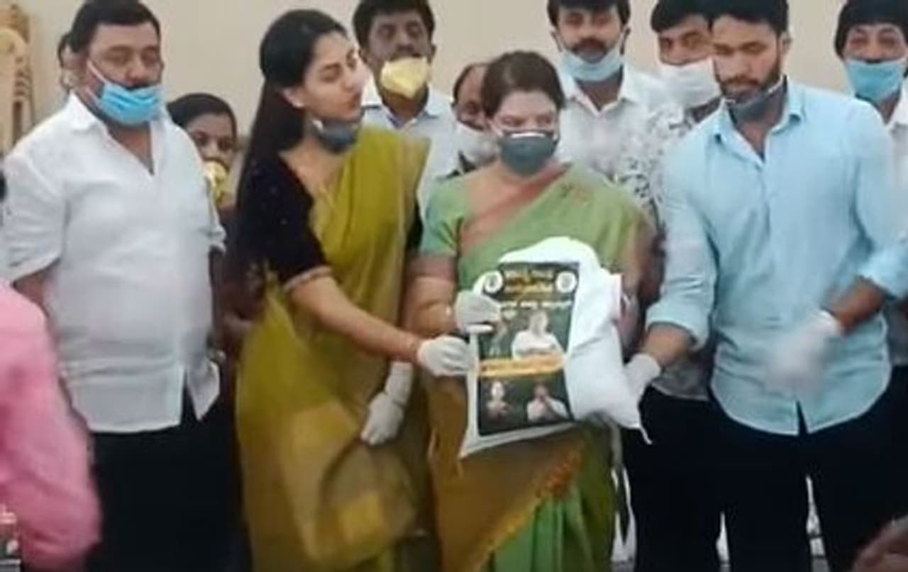 <p>ಸೊಸೆ ರೇವತಿ ಕೈಯಿಂದ 60 ಸಾವಿರ ದಿನಸಿ ಕಿಟ್ ವಿತರಣೆ ಕಾರ್ಯಕ್ಕೆ ಚಾಲನೆ ಕೊಡಿಸಿದ ಎಚ್ಡಿಕೆ</p> <p>ಸೊಸೆ ರೇವತಿ ಕೈಯಿಂದ 60 ಸಾವಿರ ದಿನಸಿ ಕಿಟ್ ವಿತರಣೆ ಕಾರ್ಯಕ್ಕೆ ಚಾಲನೆ ಕೊಡಿಸಿದ ಎಚ್ಡಿಕೆ</p>