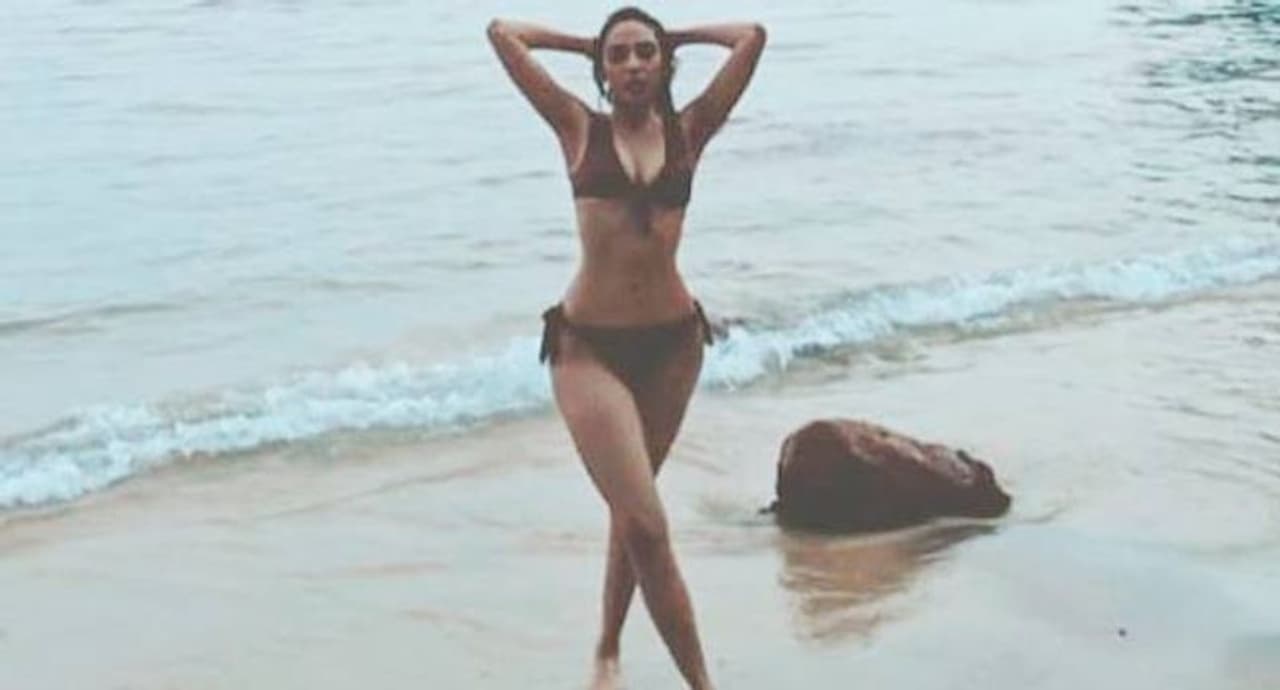 <h4><br />'లాక్డౌన్ కారణంగా మా ఇంటి దగ్గరే ఈ ఫొటోషూట్ చేసుకున్నాను. నాకు నేనే మేకప్ వేసుకుని.. సెల్ఫ్ టైమర్ తో స్వయంగా నేనే ఫొటోలు తీసుకున్నాను' అని శోభితా అంది.</h4> <h4><br />'లాక్డౌన్ కారణంగా మా ఇంటి దగ్గరే ఈ ఫొటోషూట్ చేసుకున్నాను. నాకు నేనే మేకప్ వేసుకుని.. సెల్ఫ్ టైమర్ తో స్వయంగా నేనే ఫొటోలు తీసుకున్నాను' అని శోభితా అంది.</h4>