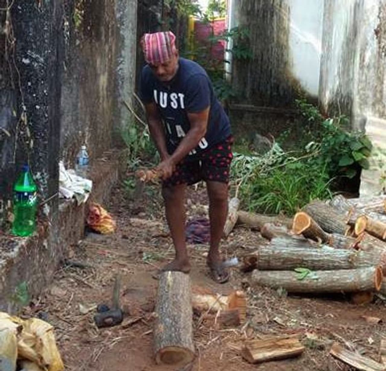 <p>ಸೂರಿ ಶೆಟ್ಟಿ ಅವರು ಬೆಳಪು ಗ್ರಾಮದ ಸ್ಮಶಾನದಲ್ಲಿ ಒಬ್ಬರೇ ಒಂದಷ್ಟುರಾಶಿ ಕಟ್ಟಿಗೆ ಒಡೆಯುತ್ತಿದ್ದಾರೆ.</p> <p>ಸೂರಿ ಶೆಟ್ಟಿ ಅವರು ಬೆಳಪು ಗ್ರಾಮದ ಸ್ಮಶಾನದಲ್ಲಿ ಒಬ್ಬರೇ ಒಂದಷ್ಟುರಾಶಿ ಕಟ್ಟಿಗೆ ಒಡೆಯುತ್ತಿದ್ದಾರೆ.</p>