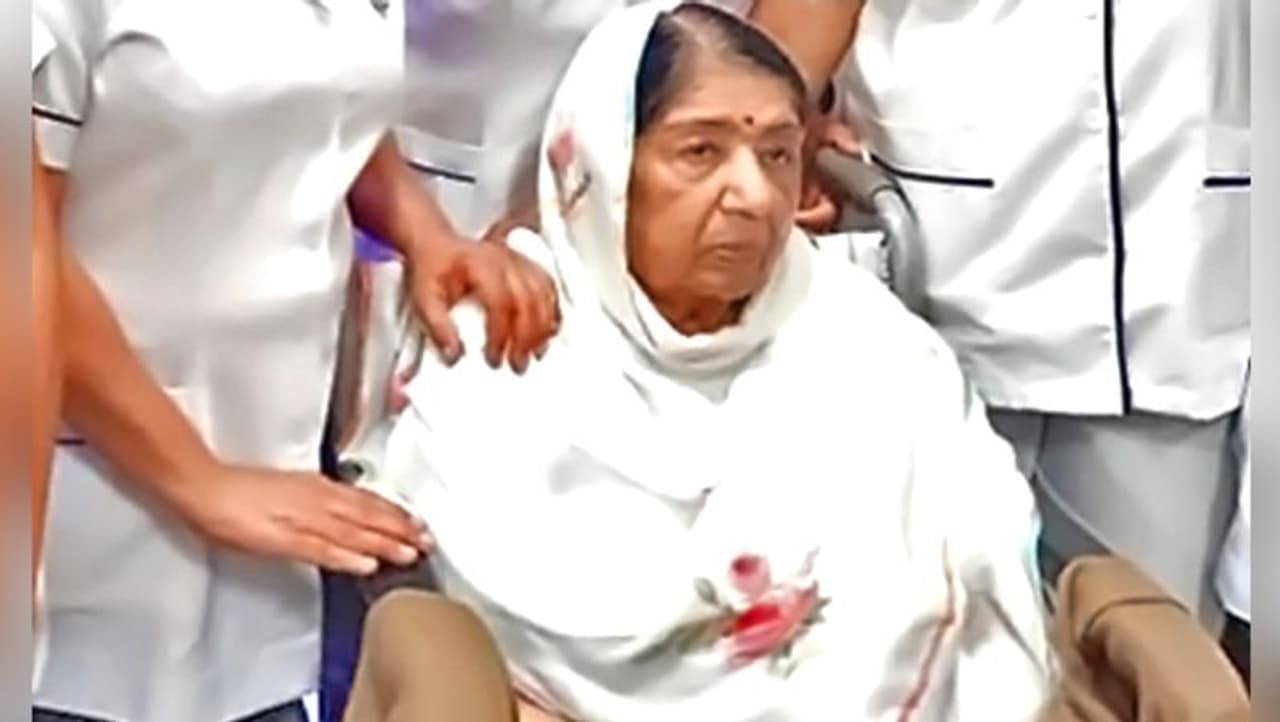 <p style="text align: justify;">Veteran writer Padma Sachdev, who was very close to singer Lata Mangeshkar, had written a book in which she has revealed for the first time that the singer was given slow poison.</p> <p style="text align: justify;">Veteran writer Padma Sachdev, who was very close to singer Lata Mangeshkar, had written a book in which she has revealed for the first time that the singer was given slow poison.</p>