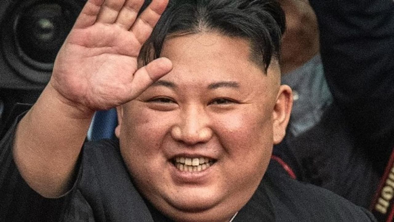 <p>ಸರ್ವಾಧಿಕಾರಿ ಕಿಮ್ ಆರೋಗ್ಯ ಸ್ಥಿತಿ ಗಂಭೀರವಾಗಿದೆ. ಹೃದಯಕ್ಕೆ ಸಂಬಂಧಿಸಿದ ಸರ್ಜರಿ ನಡೆಸಿದ್ದು, ಅದು ಯಶಸ್ವಿಯಾಗದೆ ಅವರು ಜೀವನ್ಮರಣ ಸ್ಥಿತಿಯಲ್ಲಿ ಹೋರಾಡುತ್ತಿದ್ದಾರೆ ಎಂದು ಕೆಲ ಮಾಧ್ಯಮಗಳು ವರದಿ ಮಾಡಿದ್ದವು.</p> <p>ಸರ್ವಾಧಿಕಾರಿ ಕಿಮ್ ಆರೋಗ್ಯ ಸ್ಥಿತಿ ಗಂಭೀರವಾಗಿದೆ. ಹೃದಯಕ್ಕೆ ಸಂಬಂಧಿಸಿದ ಸರ್ಜರಿ ನಡೆಸಿದ್ದು, ಅದು ಯಶಸ್ವಿಯಾಗದೆ ಅವರು ಜೀವನ್ಮರಣ ಸ್ಥಿತಿಯಲ್ಲಿ ಹೋರಾಡುತ್ತಿದ್ದಾರೆ ಎಂದು ಕೆಲ ಮಾಧ್ಯಮಗಳು ವರದಿ ಮಾಡಿದ್ದವು.</p>