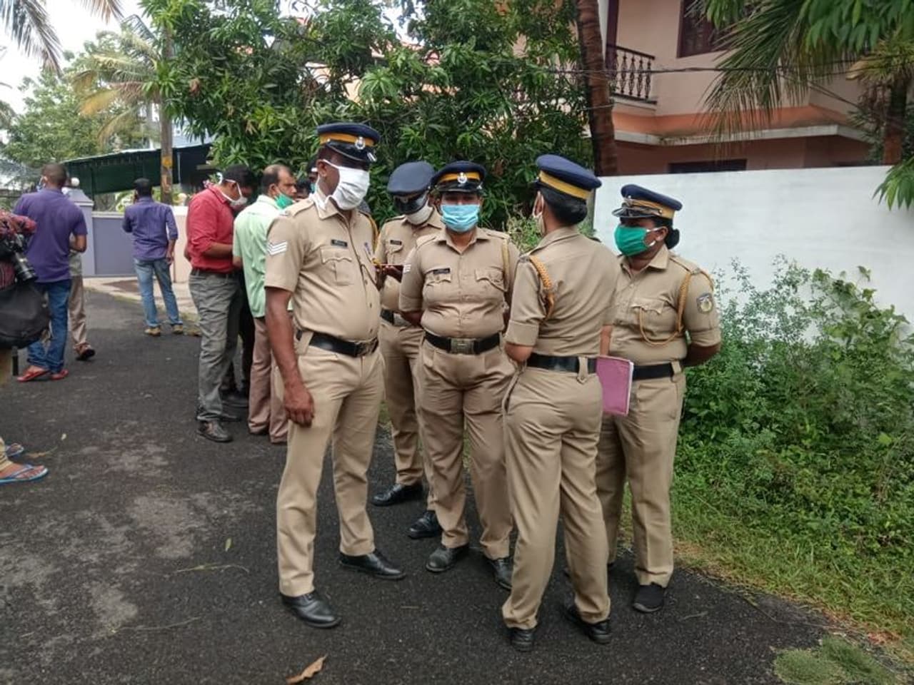 <p>കൊല്ലം മുഖത്തല സ്വദേശിനി സുചിത്രയെ കൊലപ്പെടുത്തിയെന്നാണ് യുവാവ് പൊലീസിനോട് സമ്മതിച്ചത്. </p> <p>കൊല്ലം മുഖത്തല സ്വദേശിനി സുചിത്രയെ കൊലപ്പെടുത്തിയെന്നാണ് യുവാവ് പൊലീസിനോട് സമ്മതിച്ചത്. </p>