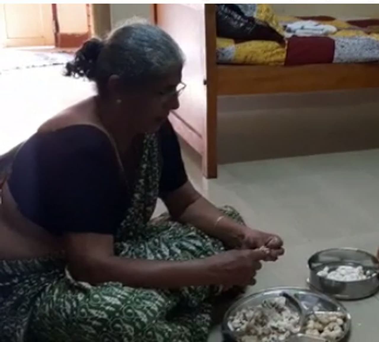 <p>ಎಲ್ಲ ಬಗೆಯ ಹಣ್ಣು, ತರಕಾರಿ, ಹೂವು ರೈತರು ಬೆಳೆದ ನಾನ ವಿಧ ವಸ್ತುಗಳ ಮೂರು ಕಾಸಿಗೂ ಮಾರಾಟವಾಗದೆ ಕೊಳೆಯುತ್ತಿದ್ದರೆ ಅಣಬೆ ಮಾತ್ರ ತನ್ನ ಹಿಂದಿನ ದರ ಗಿಂತಲೂ ಮಿರಿಯೇ ತನ್ನ ಮೌಲ್ಯ ಗತ್ತುಗಾರಿಕೆ ಇನ್ನೂ ಉಳಿಸಿಕೊಂಡಿದೆ. ಒಂದು ಕೆಜಿ ಅಣಬೆಗೆ 600 ರು. ಗೆ ಮಾರಾಟವಾಗುತ್ತಿದೆ.</p> <p>ಎಲ್ಲ ಬಗೆಯ ಹಣ್ಣು, ತರಕಾರಿ, ಹೂವು ರೈತರು ಬೆಳೆದ ನಾನ ವಿಧ ವಸ್ತುಗಳ ಮೂರು ಕಾಸಿಗೂ ಮಾರಾಟವಾಗದೆ ಕೊಳೆಯುತ್ತಿದ್ದರೆ ಅಣಬೆ ಮಾತ್ರ ತನ್ನ ಹಿಂದಿನ ದರ ಗಿಂತಲೂ ಮಿರಿಯೇ ತನ್ನ ಮೌಲ್ಯ ಗತ್ತುಗಾರಿಕೆ ಇನ್ನೂ ಉಳಿಸಿಕೊಂಡಿದೆ. ಒಂದು ಕೆಜಿ ಅಣಬೆಗೆ 600 ರು. ಗೆ ಮಾರಾಟವಾಗುತ್ತಿದೆ.</p>