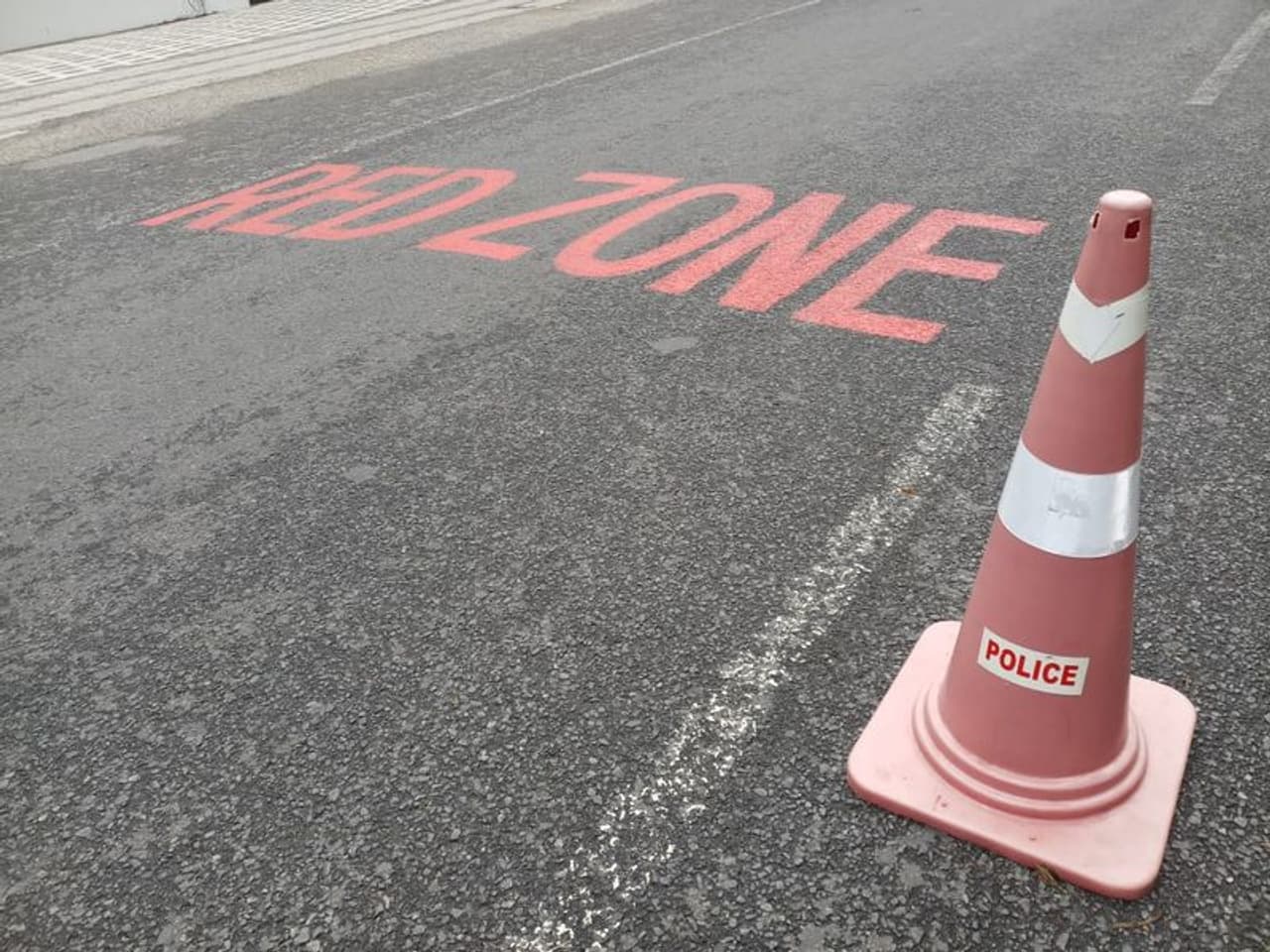 <p>കഴിഞ്ഞ ഒരാഴ്ച കൊണ്ടാണ് കോട്ടയത്തെ കൊവിഡ് രോഗികളുടെ എണ്ണം 17 ആയത്. ഇതോടെ കോട്ടയം ഗ്രീന്‍ സോണില്‍ നിന്ന് ഒറ്റയടിക്ക് റെഡ് സോണിലേക്ക് കടന്നു. ഇന്ന് ജില്ലയിലെ 7 പഞ്ചായത്തുകളും കോട്ടയം മുനിസിപ്പാലിറ്റിയിലെ 7 വാർഡുകളും തീവ്രബാധിത പ്രദേശങ്ങളാണ്. കൊവിഡ് ബാധിതരായ ആരുമില്ലാതെ ഗ്രീൻസോണിലായിരുന്ന കോട്ടയത്ത് 6 ദിവസം കൊണ്ടാണ് രോഗികളുടെ എണ്ണം 17 ആയത്.&nbsp;</p>