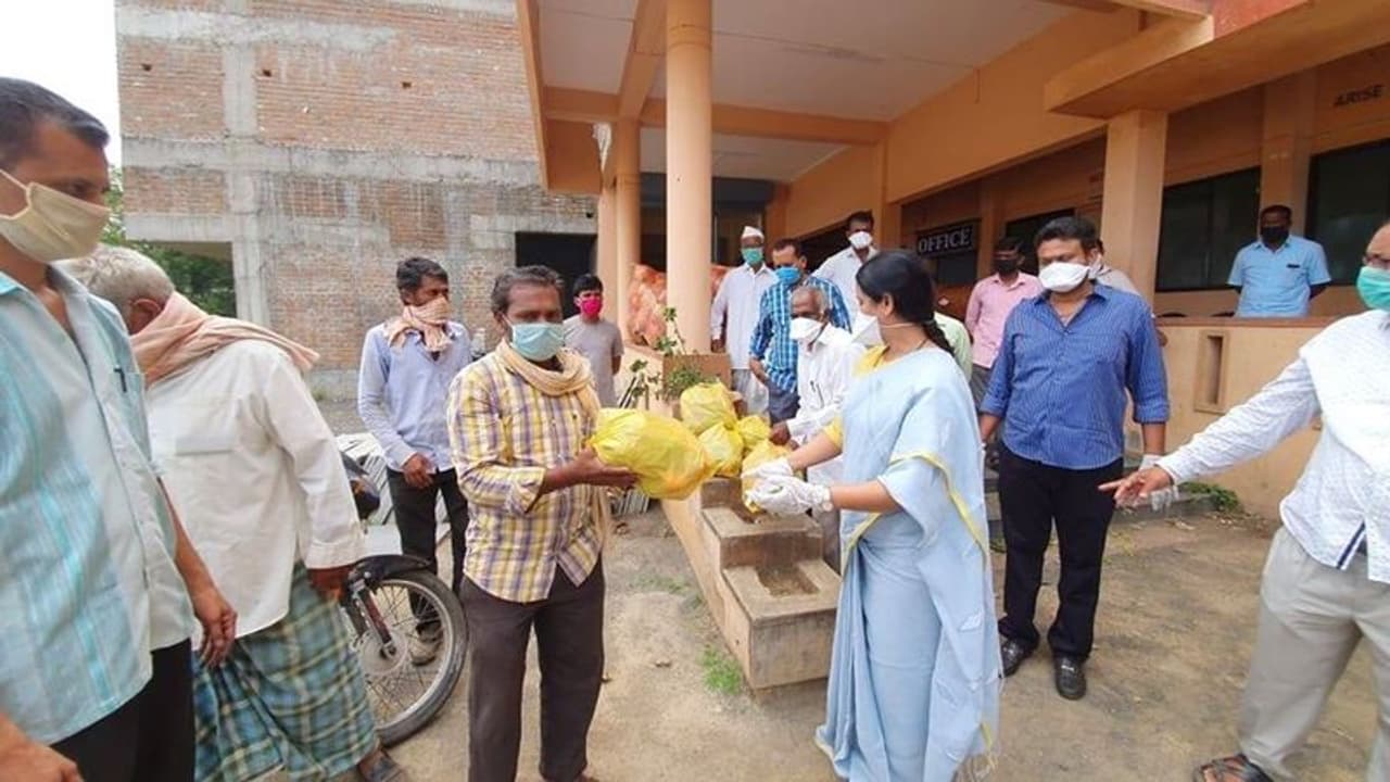 <p>&nbsp;ಈ ಹಿಂದೆ ಪ್ರವಾಹದಿಂದ ಕೊಚ್ಚಿಹೋಗಿದ್ದ ಸಂದರ್ಭದಲ್ಲಿ ಬಡವರ ಕೈಹಿಡಿದಿದ್ದ ಶಾಸಕಿ ಲಕ್ಷ್ಮೀ ಹೆಬ್ಬಾಳ್ಕರ್&nbsp;ಈಗ ಕೊರೋನಾ ಸಂಕಷ್ಟದಲ್ಲಿ ಮತ್ತೊಮ್ಮೆ ಕ್ಷೇತ್ರದ ಜನರ ಸೇವೆಯಲ್ಲಿ ನಿಂತಿದ್ದಾರೆ.</p>