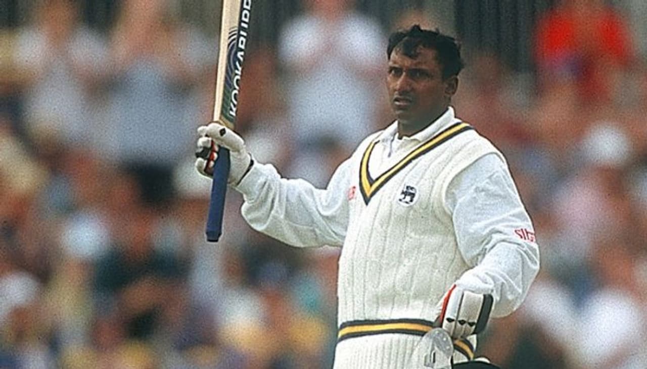 <p>ഒരു ടെസ്റ്റിന്റെ രണ്ട് ഇന്നിംഗ്സിലും അപരാജിത സെഞ്ചുറി നേടുന്ന ആദ്യ ബാറ്റ്സ്മാനെന്ന റെക്കോര്‍ഡ് ശ്രീലങ്കയുടെ അരവിന്ദ ഡിസില്‍വ അന്ന് അടിച്ചെടുത്തു. ടെസ്റ്റിന്റെ രണ്ട് ഇന്നിംഗ്സിലും സെഞ്ചുറി നേടിയ നിരവധി ബാറ്റ്സ്മാന്‍മാര്‍ ഉണ്ടെങ്കിലും രണ്ട് ഇന്നിംഗ്സിലും സെഞ്ചുറിയുമായി പുറത്താകാതെ നിന്ന ഒരേയൊരു ബാറ്റ്സ്മാന്‍ ഡിസില്‍വയാണ്.</p>