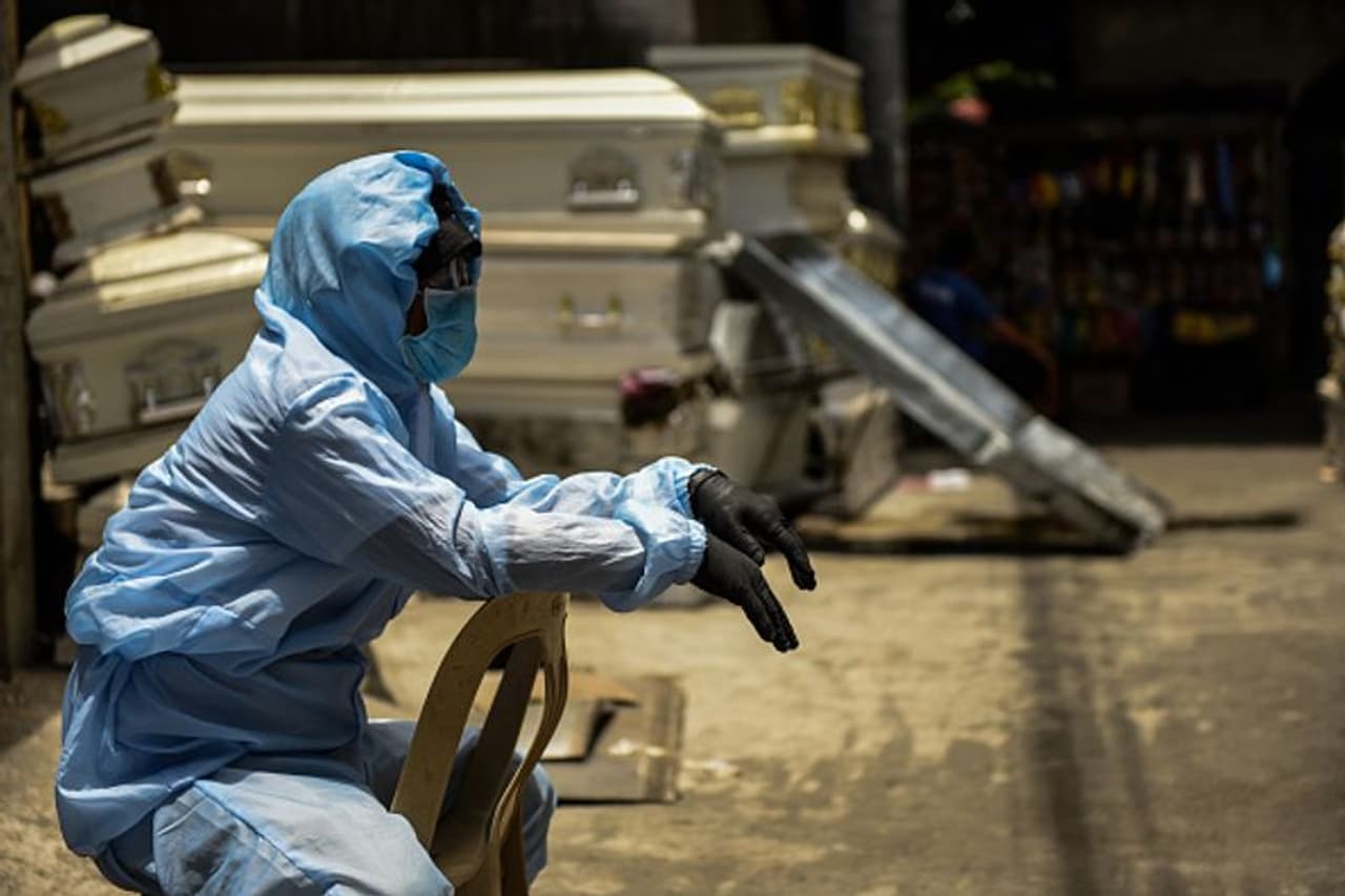 <p>മഹാമാരിയായി മാറിയ കൊവിഡില്‍ ലോകത്ത് മരണനിരക്ക് വര്‍ധിക്കുന്നു. ആഗോളതലത്തില്‍ ഇതുവരെ ഒരു ലക്ഷത്തി എണ്‍പത്തിയൊന്നായിരത്തിലധികം പേര്‍ക്കാണ് ജീവന്‍ നഷ്ടമായത്.&nbsp;ബുധനാഴ്ച ഇന്ത്യന്‍ സമയം രാത്രി 12 വരെയുള്ള റിപ്പോര്‍ട്ട് പ്രകാരം 225529 മരണങ്ങളാണ് റിപ്പോര്‍ട്ട് ചെയ്തിട്ടുള്ളത്</p>