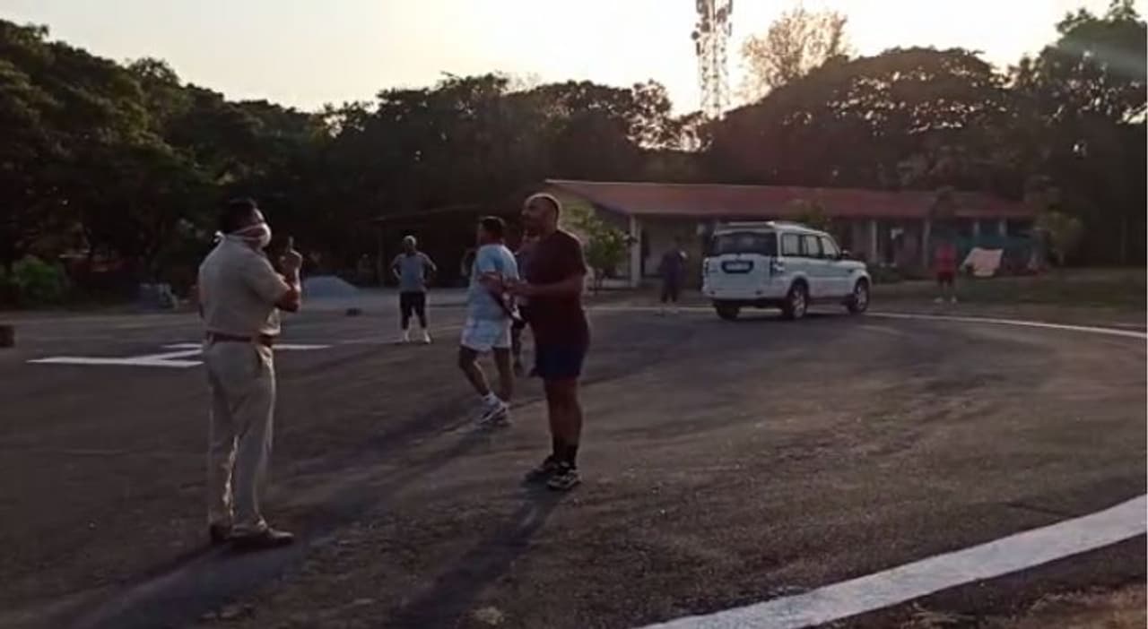 <p>ಉಡುಪಿ ಜಿಲ್ಲೆಯಲ್ಲಿ 144 ಸೆಕ್ಷನ್ ಉಲ್ಲಂಘಿಸಿ ಆದಿಉಡುಪಿ ಮೈದಾನದಲ್ಲಿ ಕೆಲವು ಯೋಧರು ಆಟ ಆಡುತಿದ್ದರು, ಆಗ ಅಲ್ಲಿಗೆ ಆಗಮಿಸಿದ ಉಡುಪಿ ಸಿಪಿಐ ಮಂಜುನಾಥ್ ಮತ್ತು ಯೋಧರ ನಡುವೆ ಮಾತಿನ ಚಕಮಕಿ ನಡೆದಿದೆ.</p> <p>ಉಡುಪಿ ಜಿಲ್ಲೆಯಲ್ಲಿ 144 ಸೆಕ್ಷನ್ ಉಲ್ಲಂಘಿಸಿ ಆದಿಉಡುಪಿ ಮೈದಾನದಲ್ಲಿ ಕೆಲವು ಯೋಧರು ಆಟ ಆಡುತಿದ್ದರು, ಆಗ ಅಲ್ಲಿಗೆ ಆಗಮಿಸಿದ ಉಡುಪಿ ಸಿಪಿಐ ಮಂಜುನಾಥ್ ಮತ್ತು ಯೋಧರ ನಡುವೆ ಮಾತಿನ ಚಕಮಕಿ ನಡೆದಿದೆ.</p>