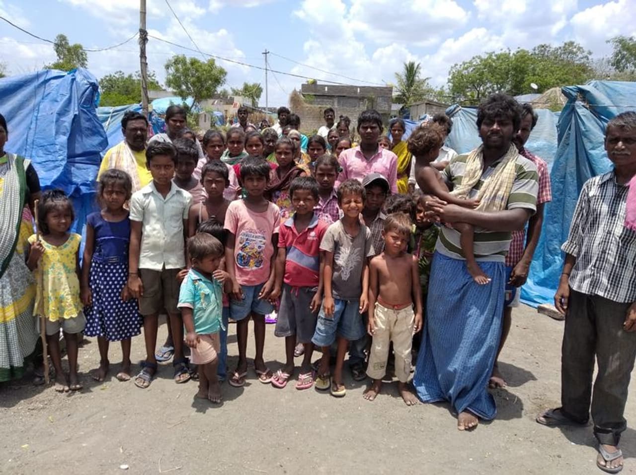 <p>ಬಳ್ಳಾರಿ ಜಿಲ್ಲೆಯ ಸಿರುಗುಪ್ಪ ತಾಲೂಕಿನ ರಾವಿಹಾಳು ಗ್ರಾಮದ 70 ಕೂಲಿ ಕಾರ್ಮಿಕರ ರೋಧನೆ </p> <p>ಬಳ್ಳಾರಿ ಜಿಲ್ಲೆಯ ಸಿರುಗುಪ್ಪ ತಾಲೂಕಿನ ರಾವಿಹಾಳು ಗ್ರಾಮದ 70 ಕೂಲಿ ಕಾರ್ಮಿಕರ ರೋಧನೆ </p>